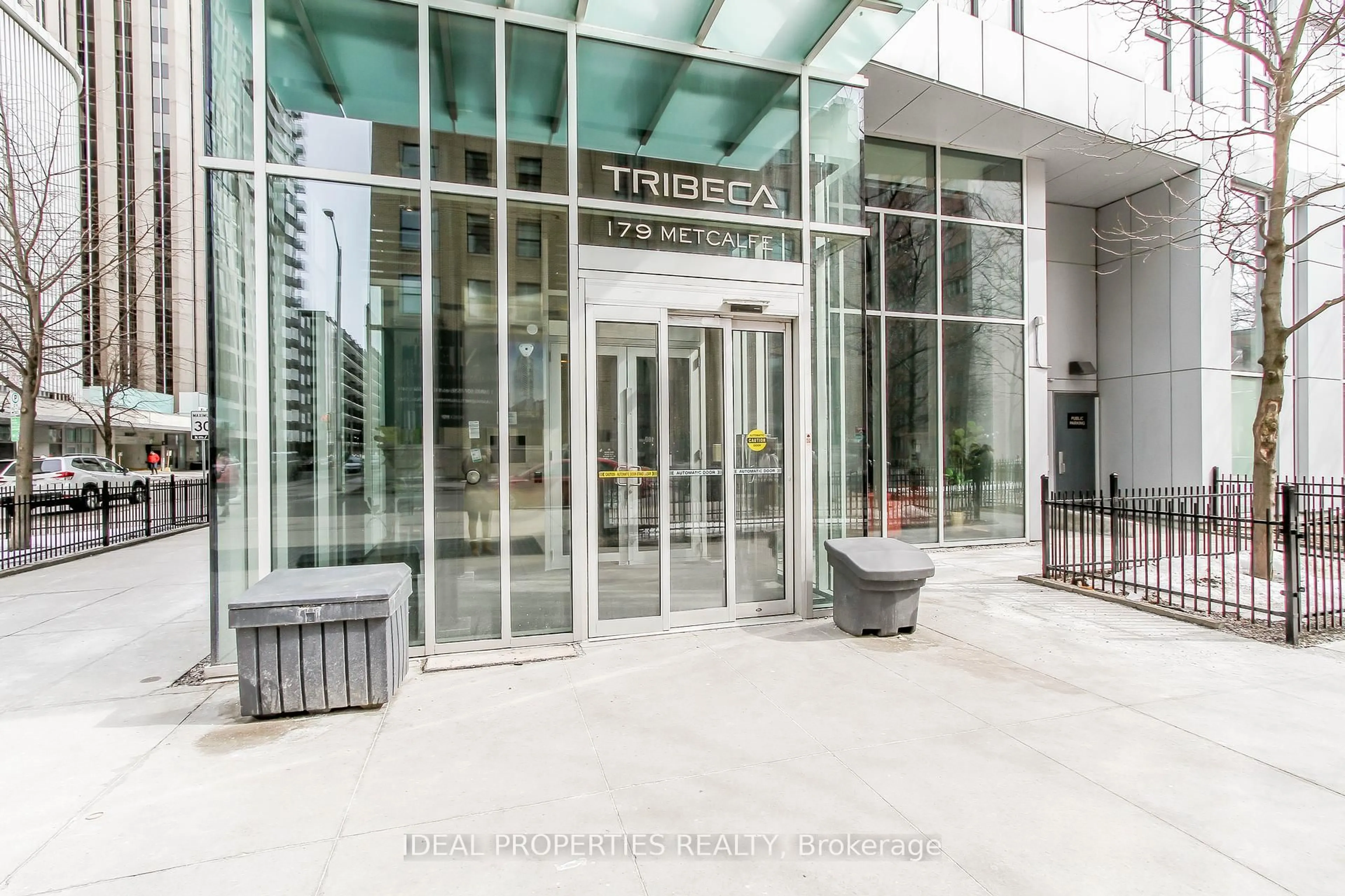 Indoor foyer for 179 Metcalfe St #2507, Ottawa Ontario K2P 1P7