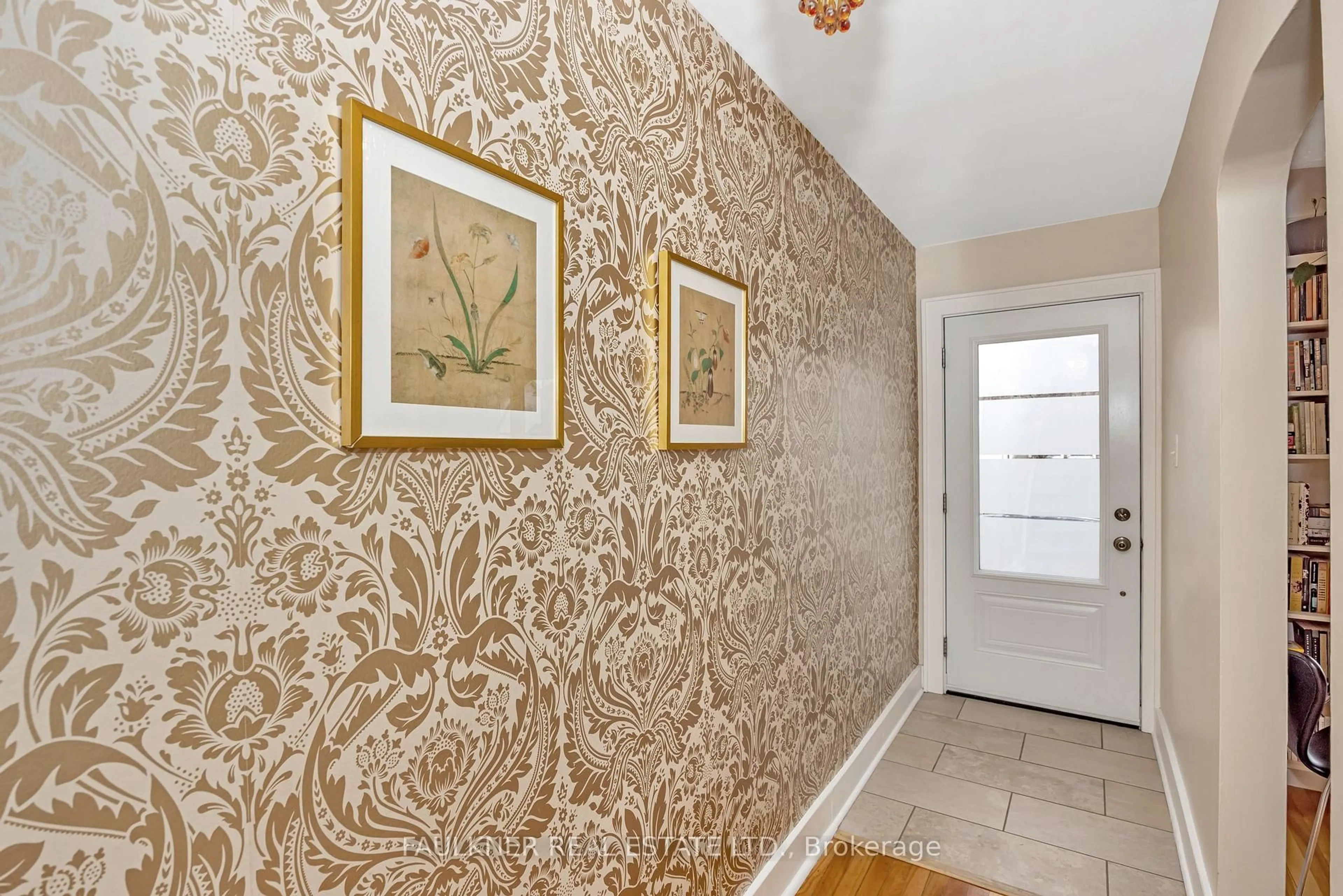 Indoor entryway for 44 Kinnear St, Ottawa Ontario K1Y 3R6