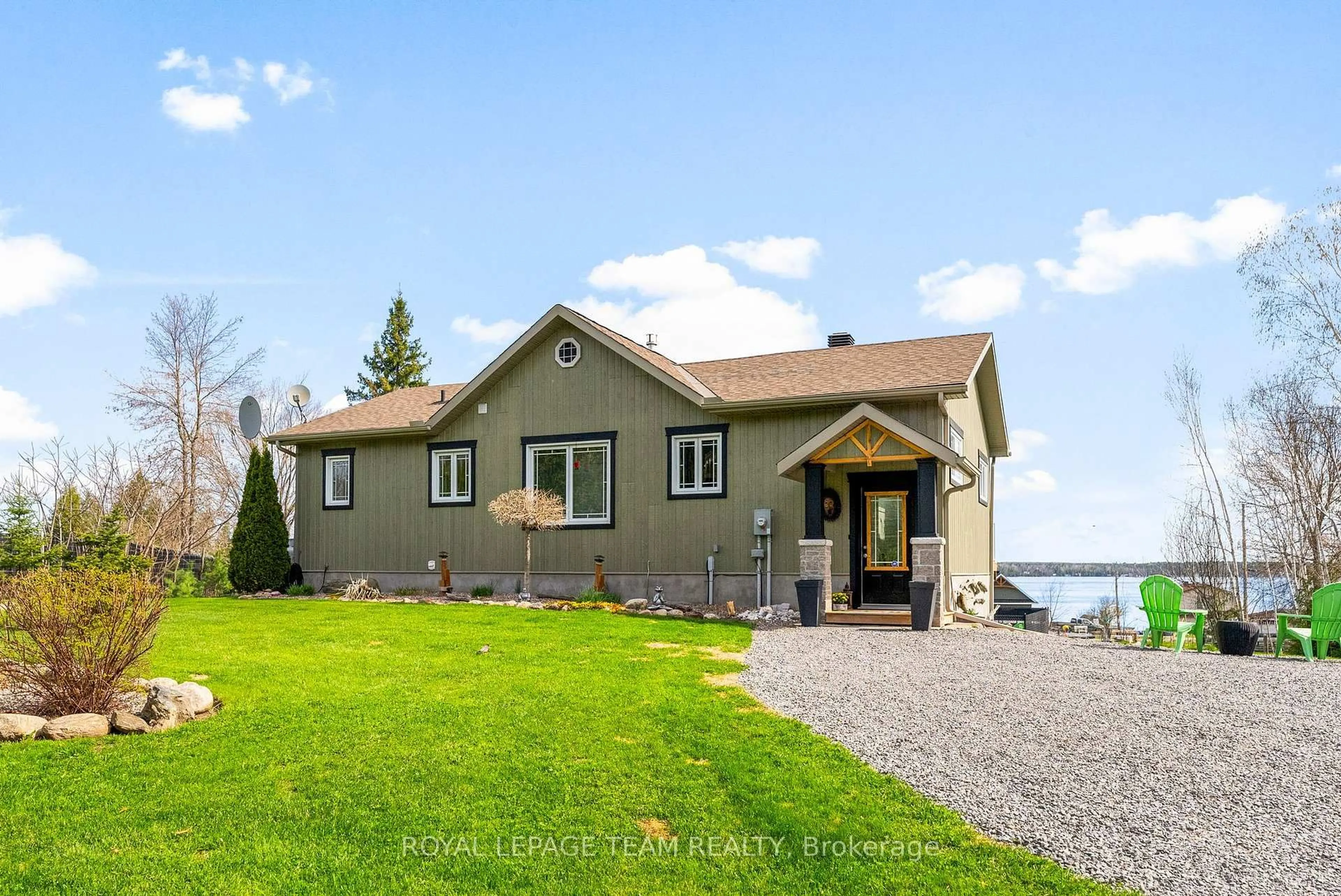 Home with vinyl exterior material, water/lake/river/ocean view for 4372 River Rd, Renfrew Ontario K7V 3Z8