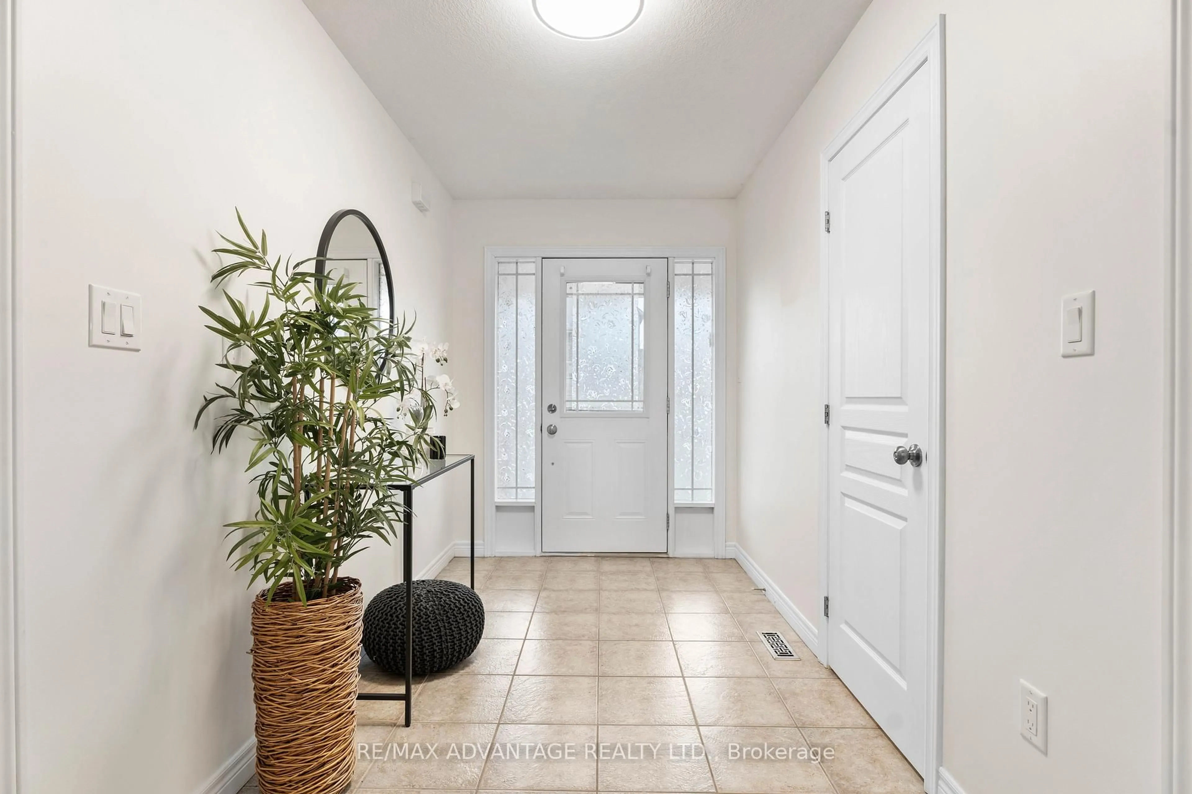 Indoor entryway for 15 Norbrook Dr, Hamilton Ontario L8E 0G6