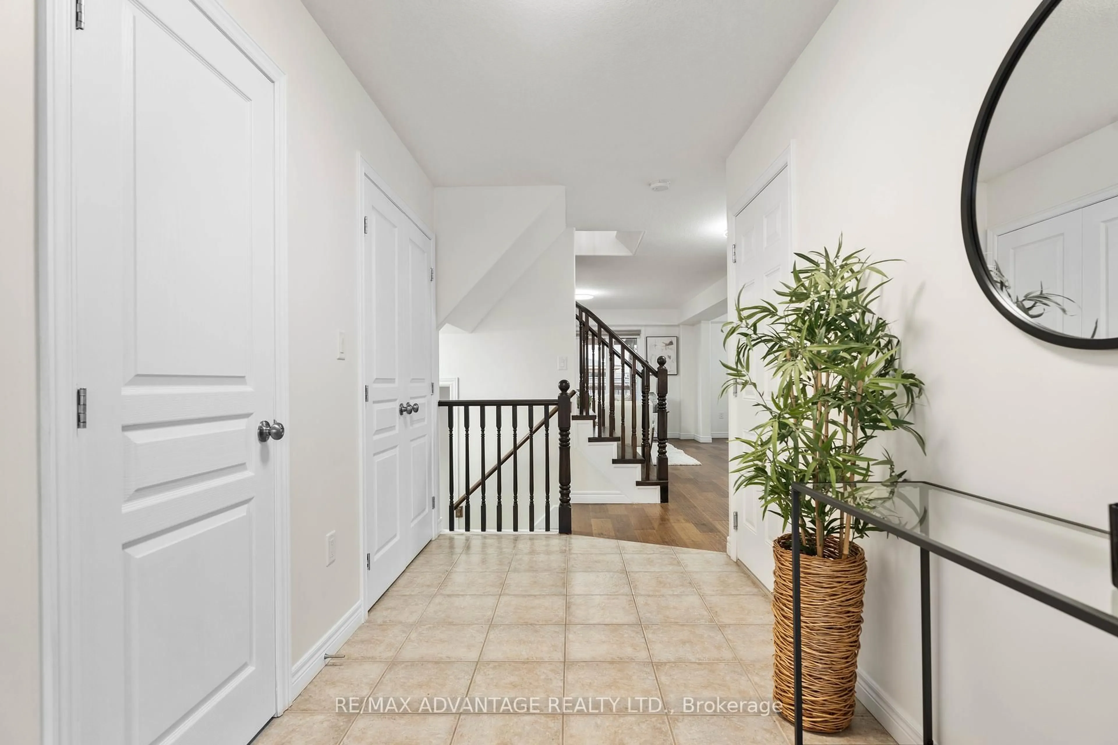 Indoor entryway for 15 Norbrook Dr, Hamilton Ontario L8E 0G6