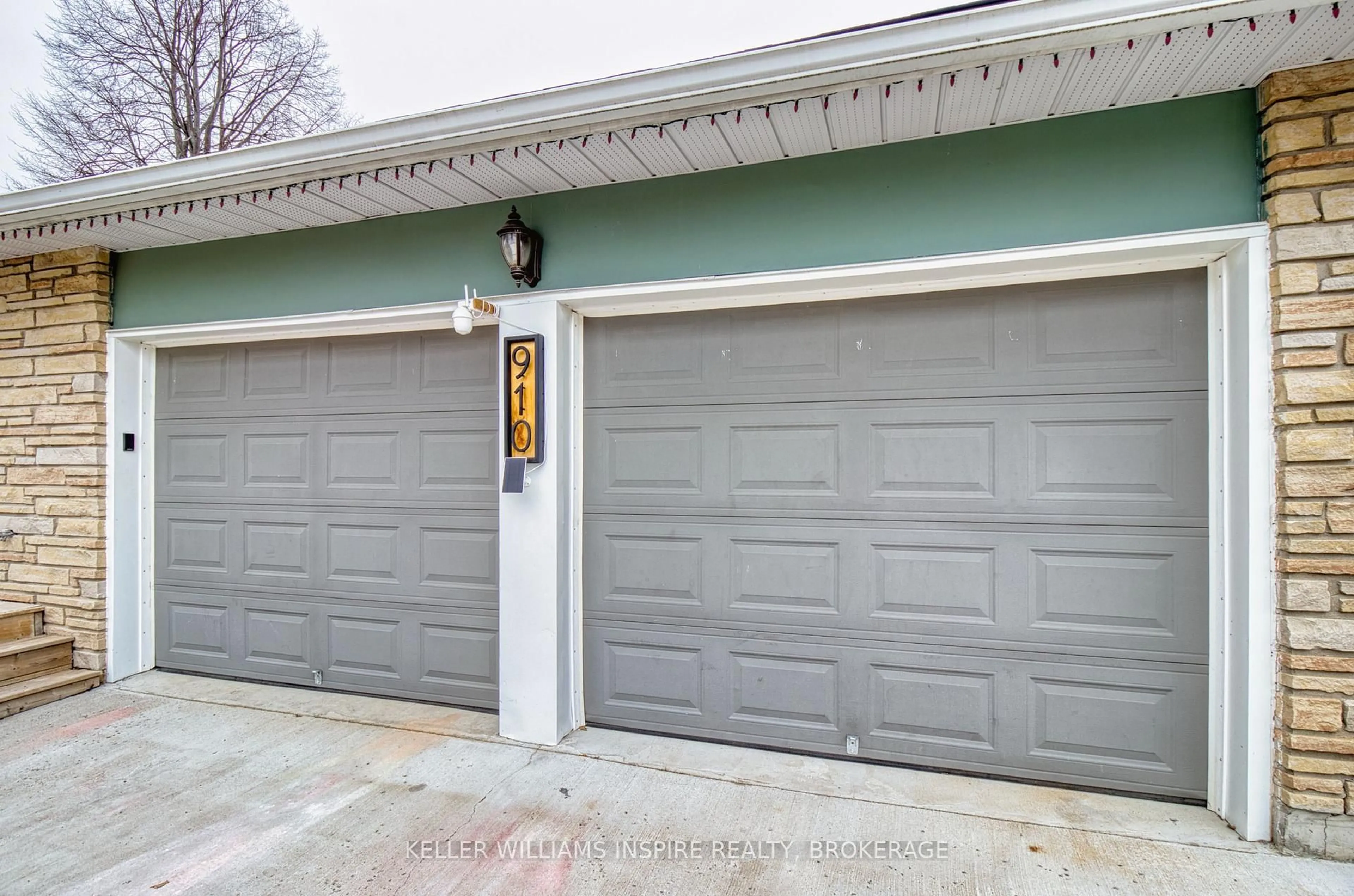 Indoor garage for 910 Auden Park Dr, Kingston Ontario K7M 5S1