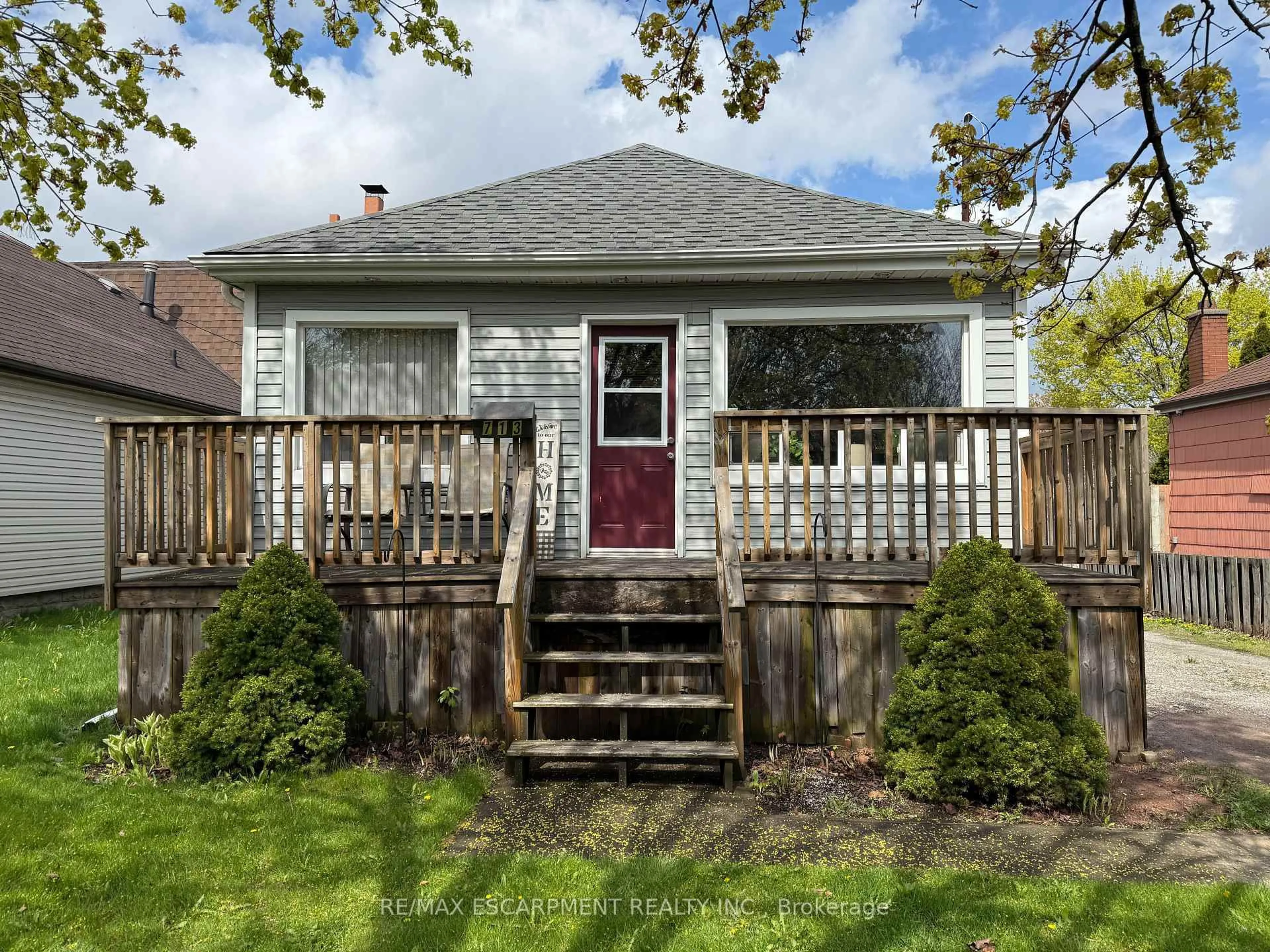 A pic from outside/outdoor area/front of a property/back of a property/a pic from drone, street for 713 Tate Ave, Hamilton Ontario L8H 6L8