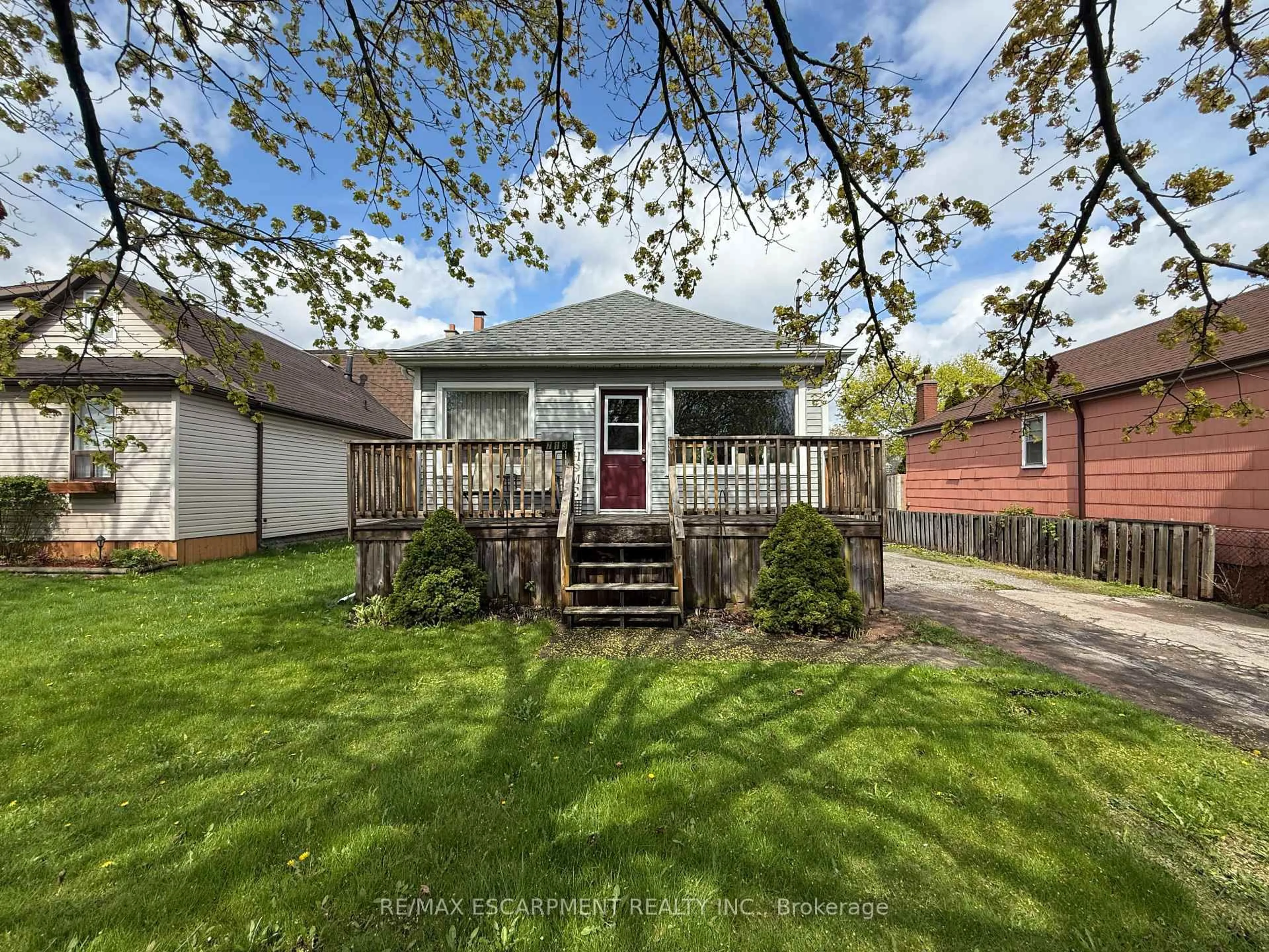 A pic from outside/outdoor area/front of a property/back of a property/a pic from drone, street for 713 Tate Ave, Hamilton Ontario L8H 6L8