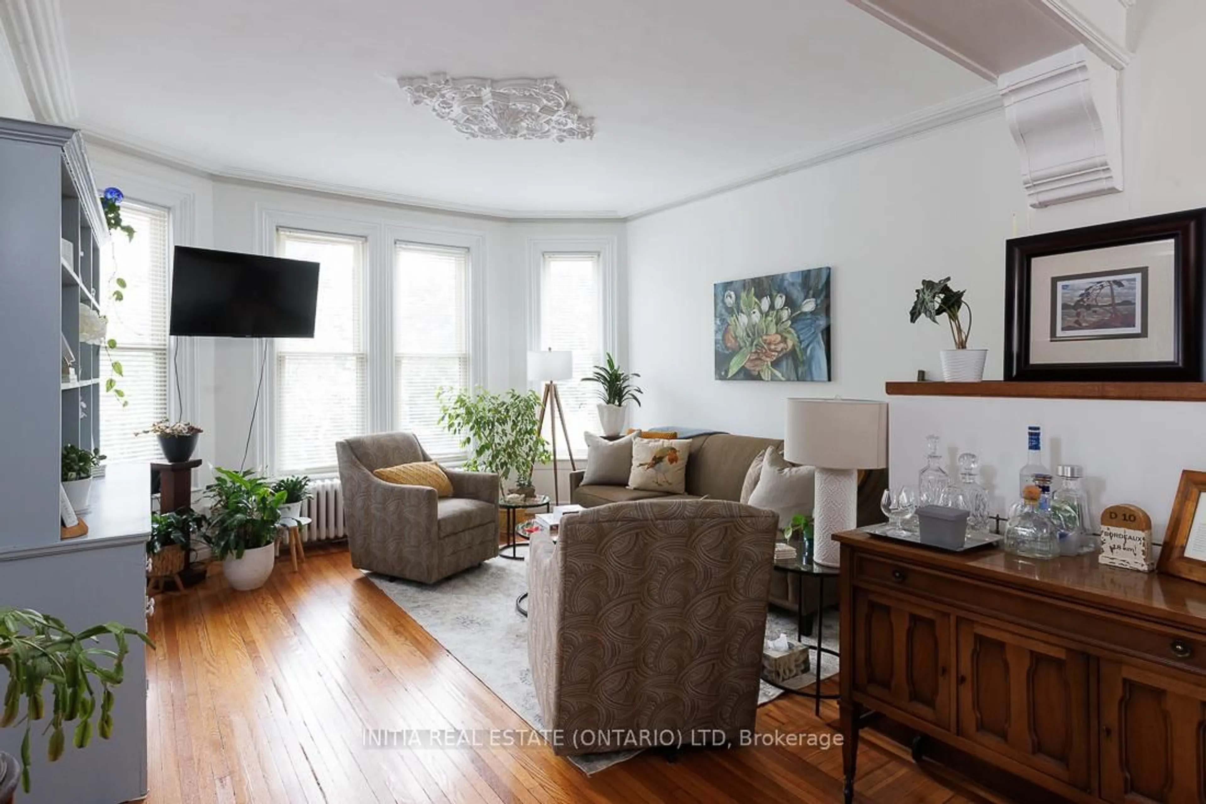 Living room with furniture, wood/laminate floor for 88 Lacroix St, Chatham-Kent Ontario N7M 2T6