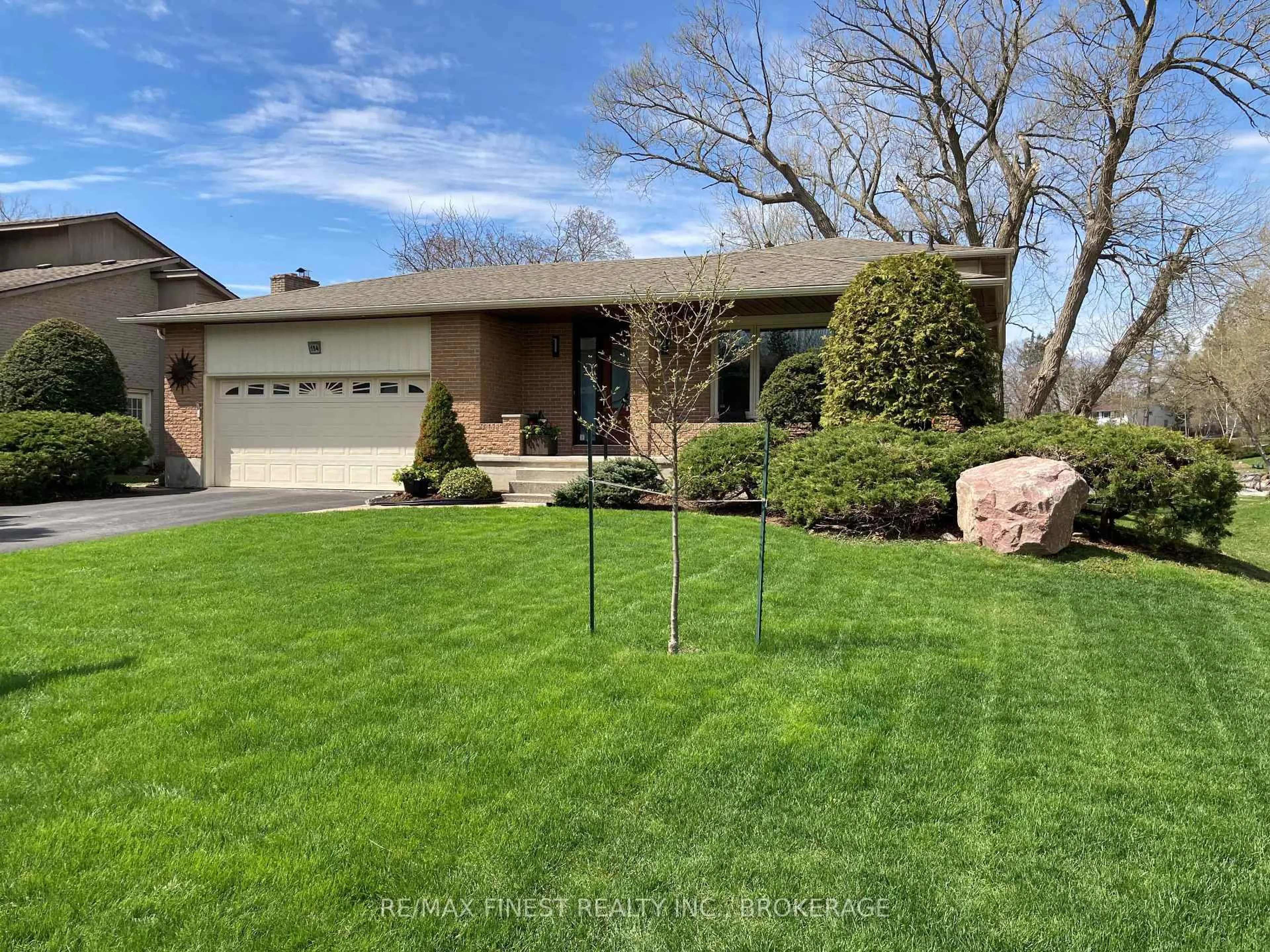 Home with vinyl exterior material, street for 154 Lakeshore Blvd, Kingston Ontario K7M 6R5