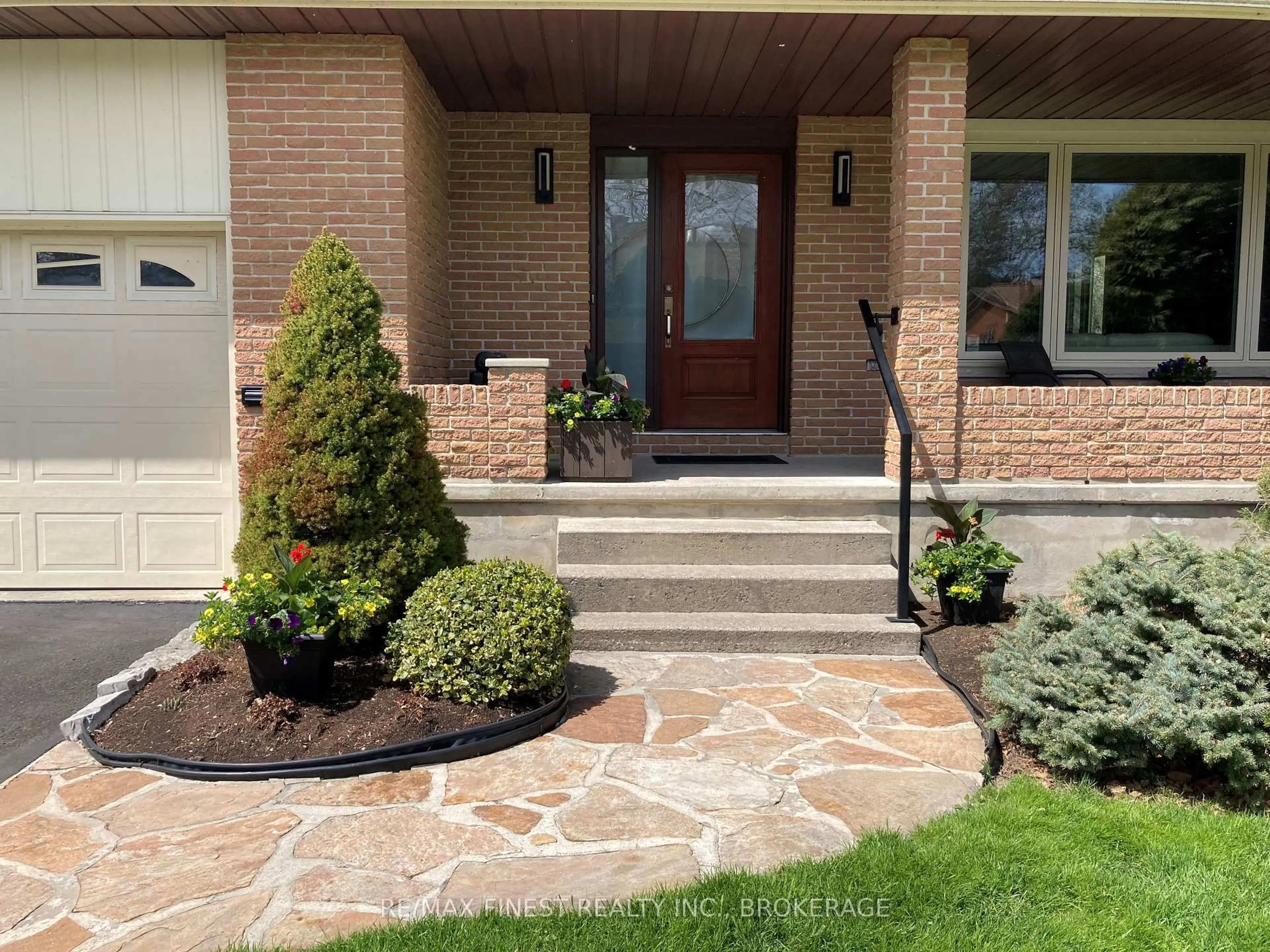 Indoor entryway for 154 Lakeshore Blvd, Kingston Ontario K7M 6R5