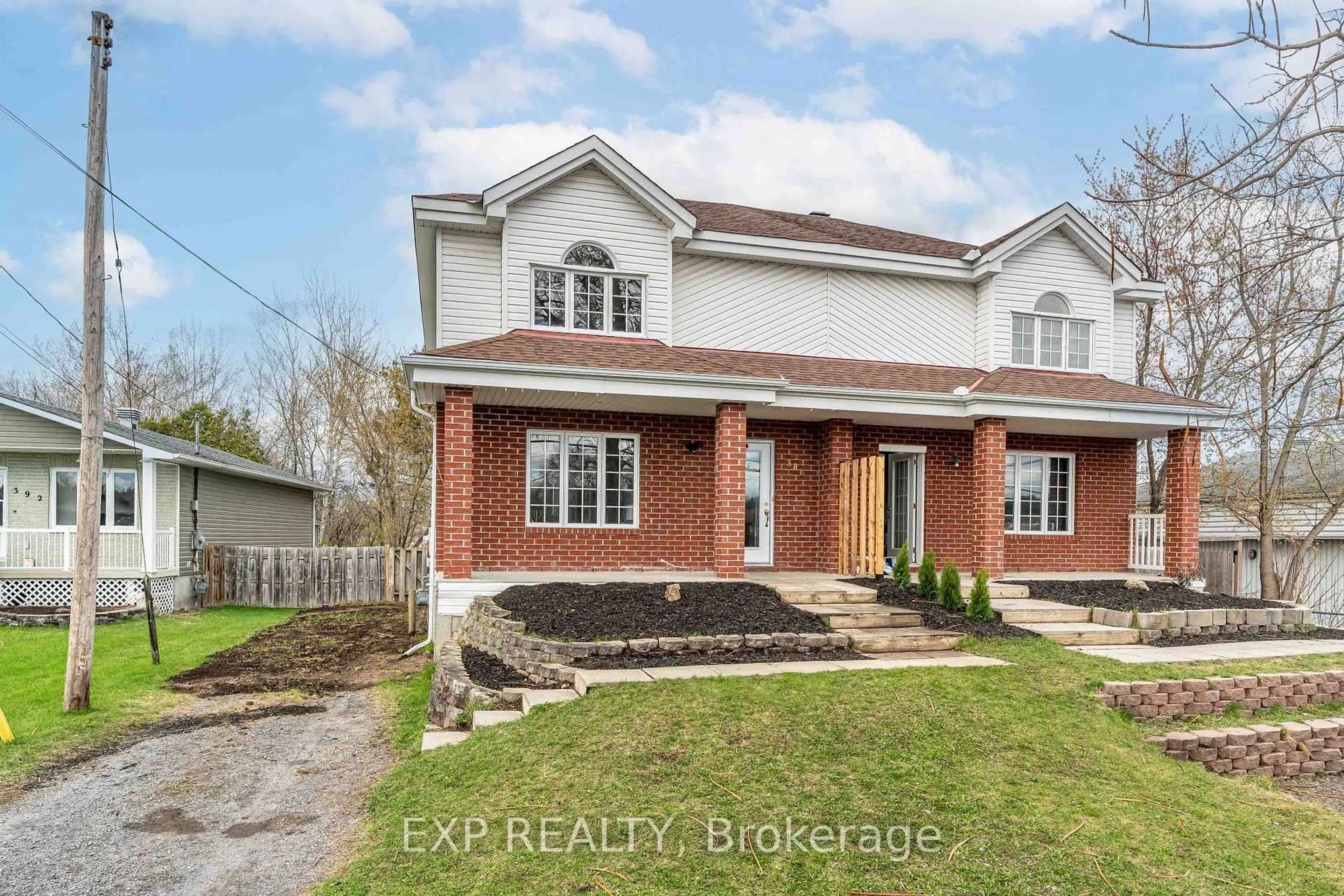 A pic from outside/outdoor area/front of a property/back of a property/a pic from drone, street for 386 Laurier St, Clarence-Rockland Ontario K4K 1G2