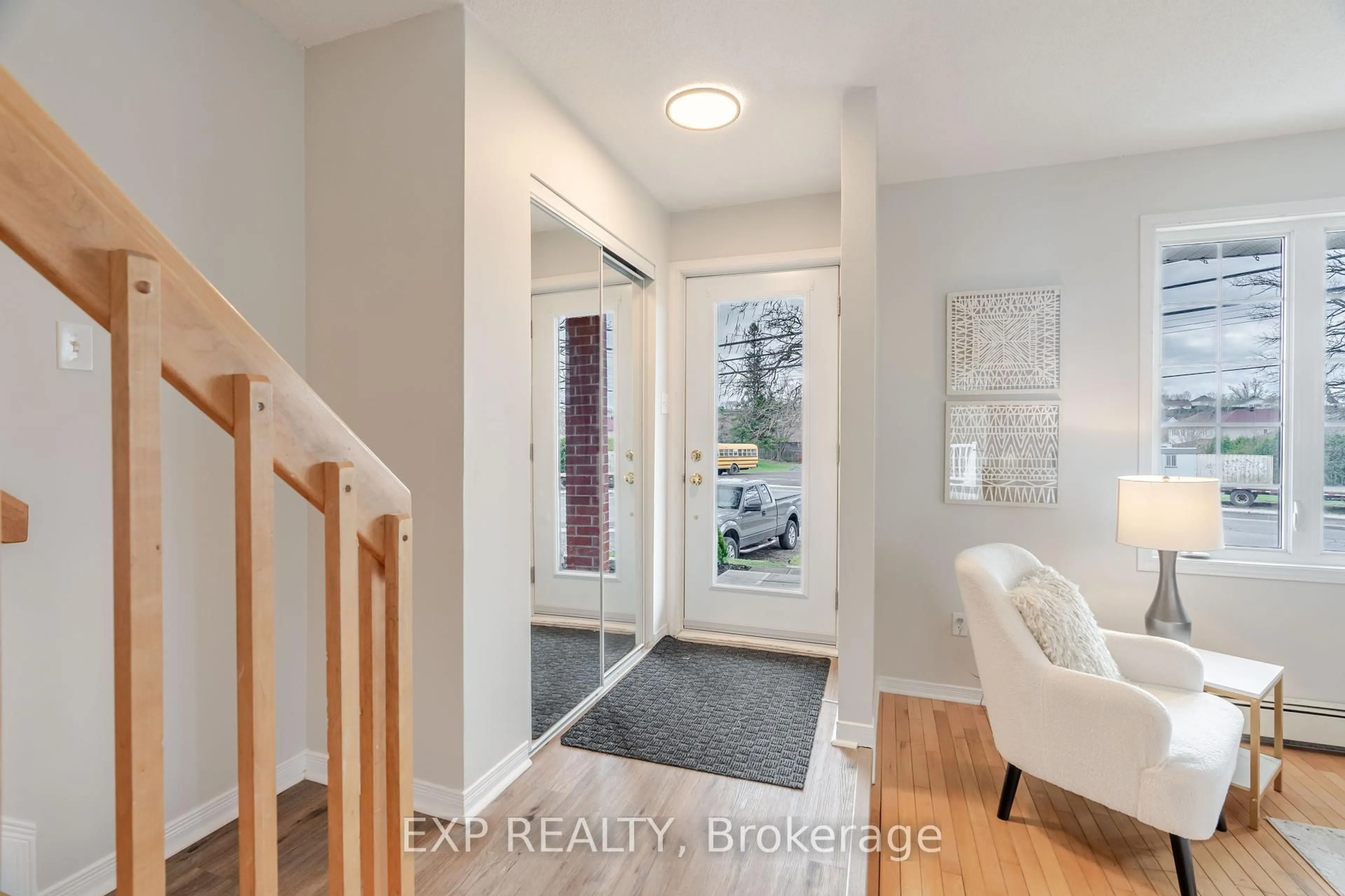 Indoor entryway for 386 Laurier St, Clarence-Rockland Ontario K4K 1G2