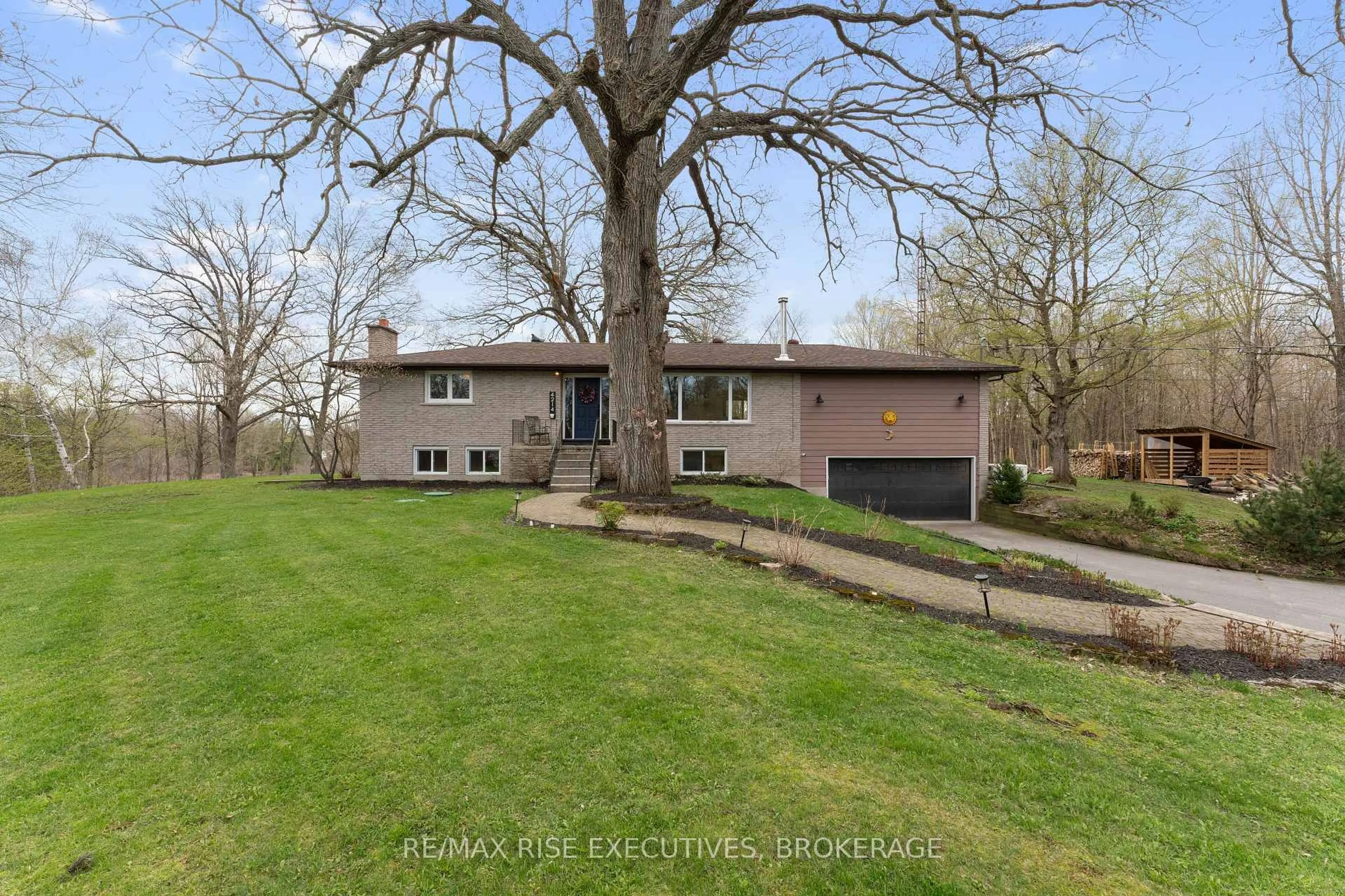 A pic from outside/outdoor area/front of a property/back of a property/a pic from drone, unknown for 4214 Maple Dr, Verona Ontario K0H 2W0