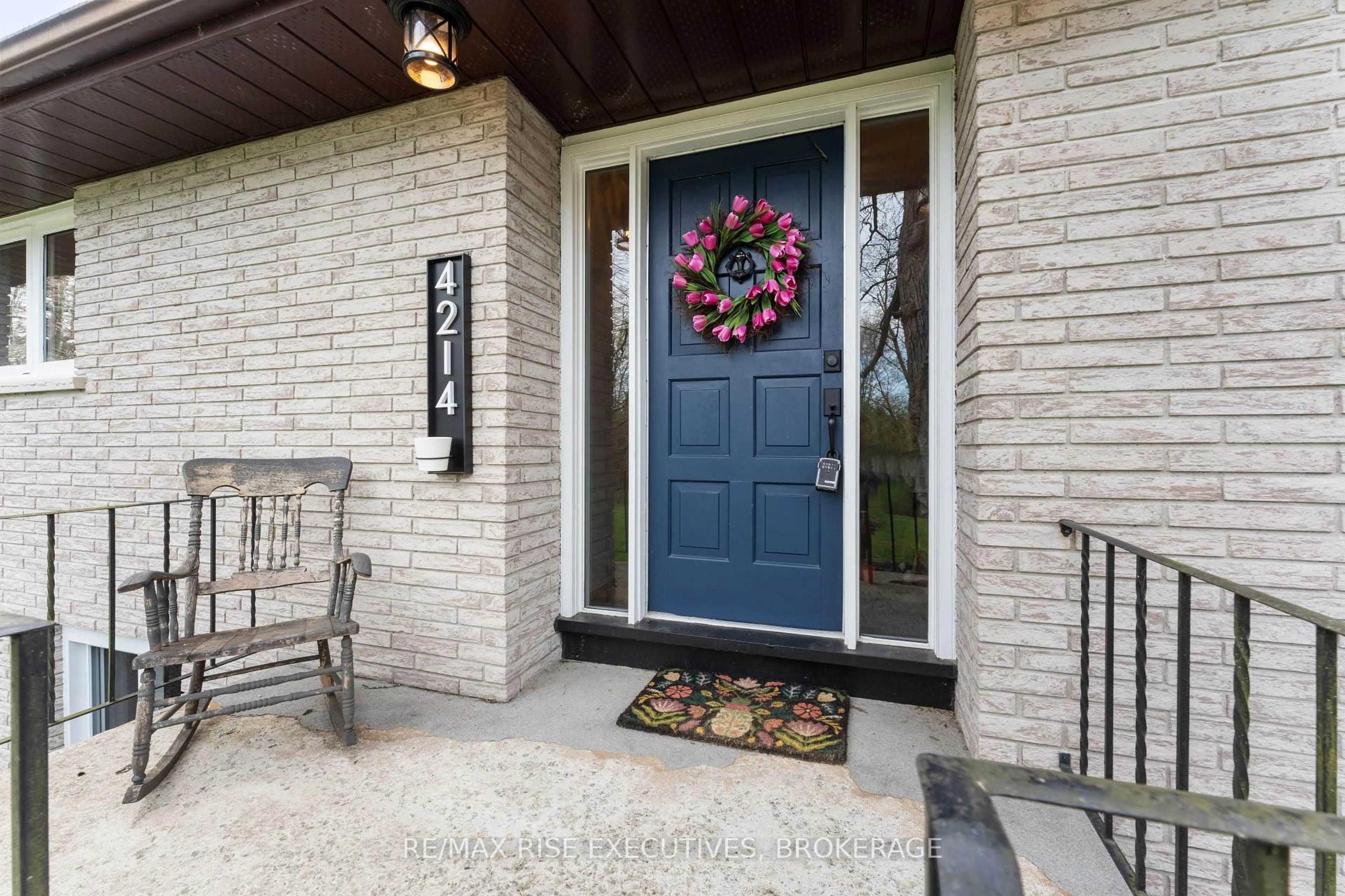 Indoor entryway for 4214 Maple Dr, Verona Ontario K0H 2W0