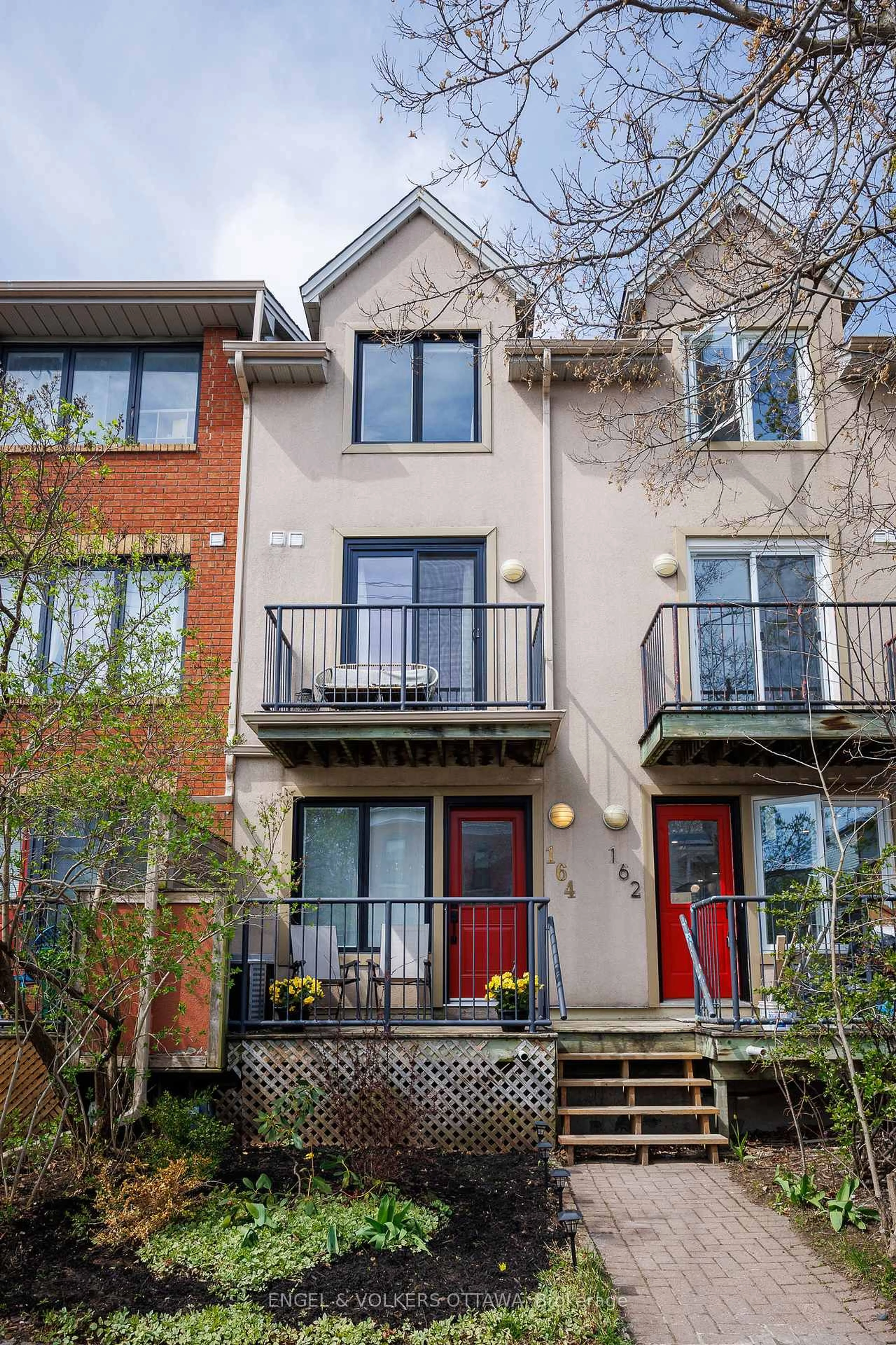 Home with brick exterior material, street for 164 Rochester St, Ottawa Ontario K1R 7M4