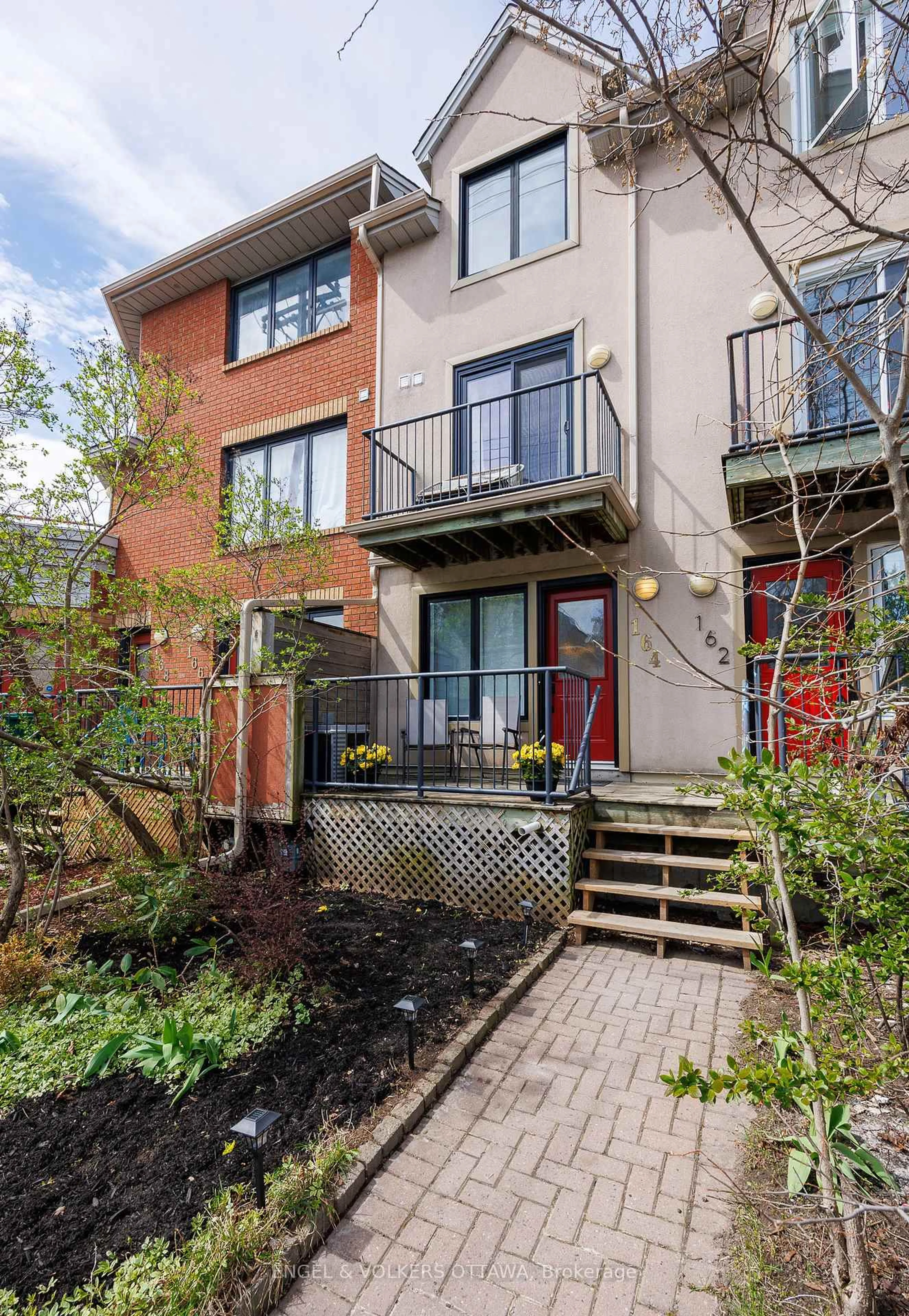Home with brick exterior material, street for 164 Rochester St, Ottawa Ontario K1R 7M4
