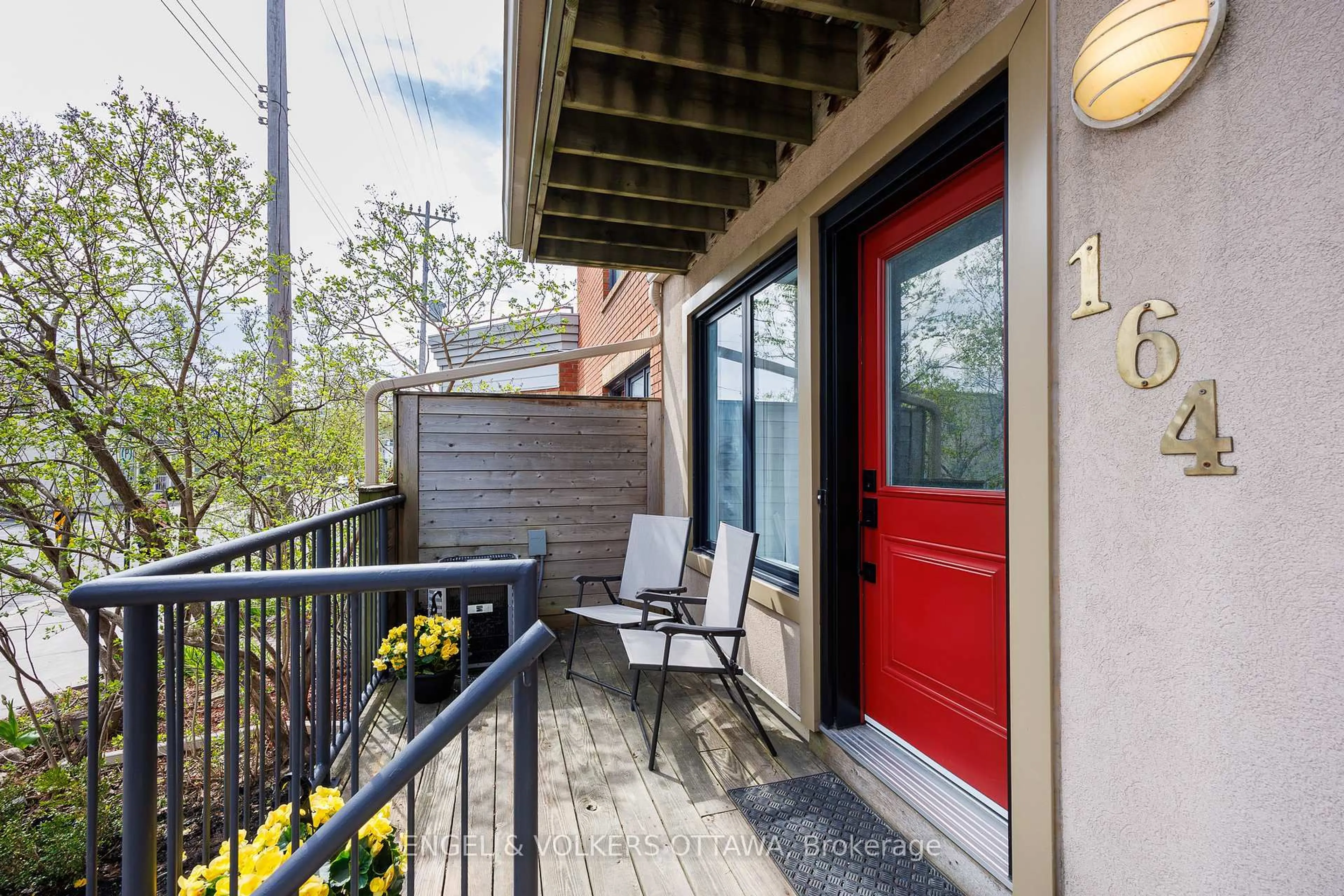 Patio, street for 164 Rochester St, Ottawa Ontario K1R 7M4