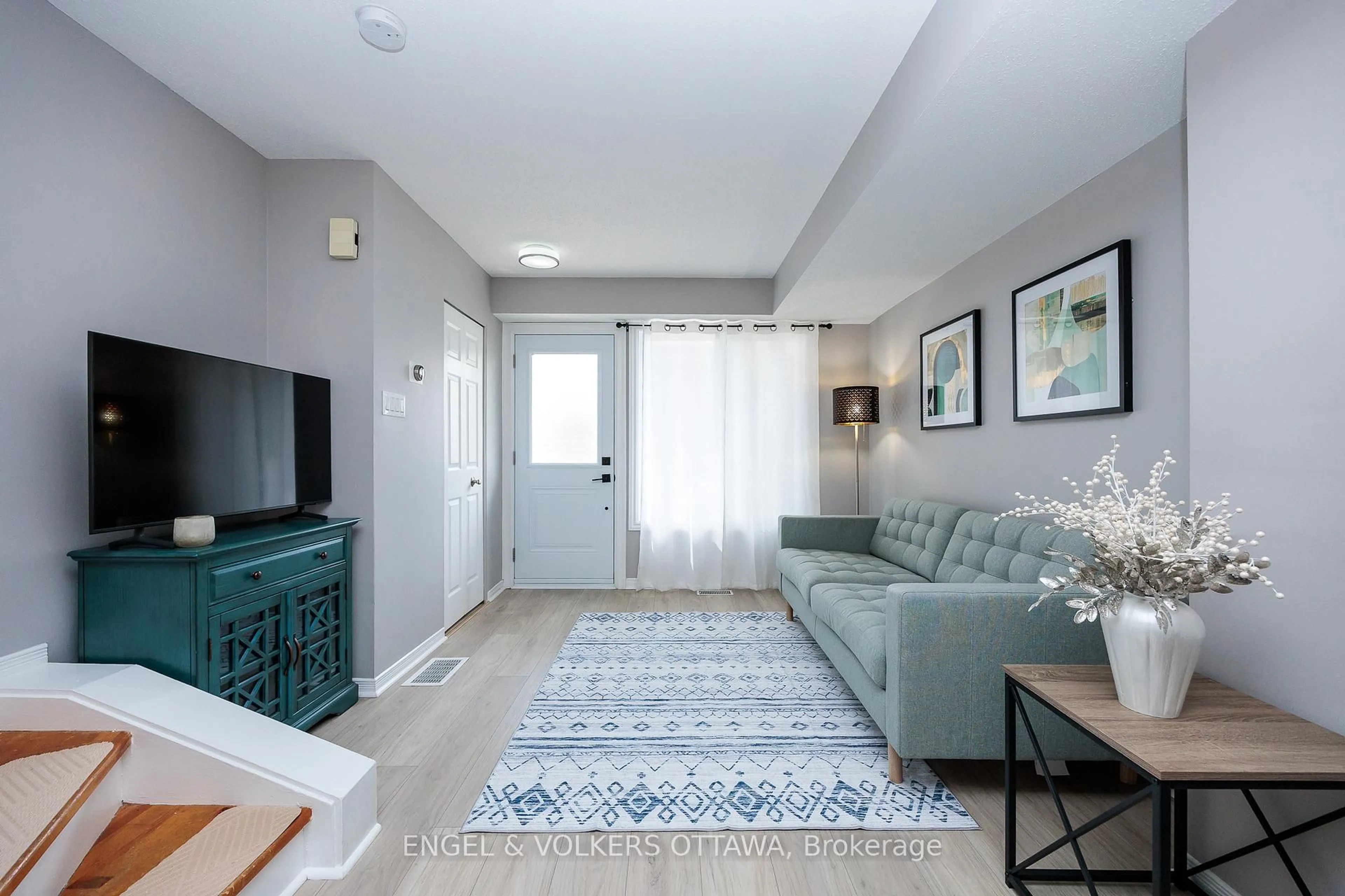 Living room with furniture, unknown for 164 Rochester St, Ottawa Ontario K1R 7M4