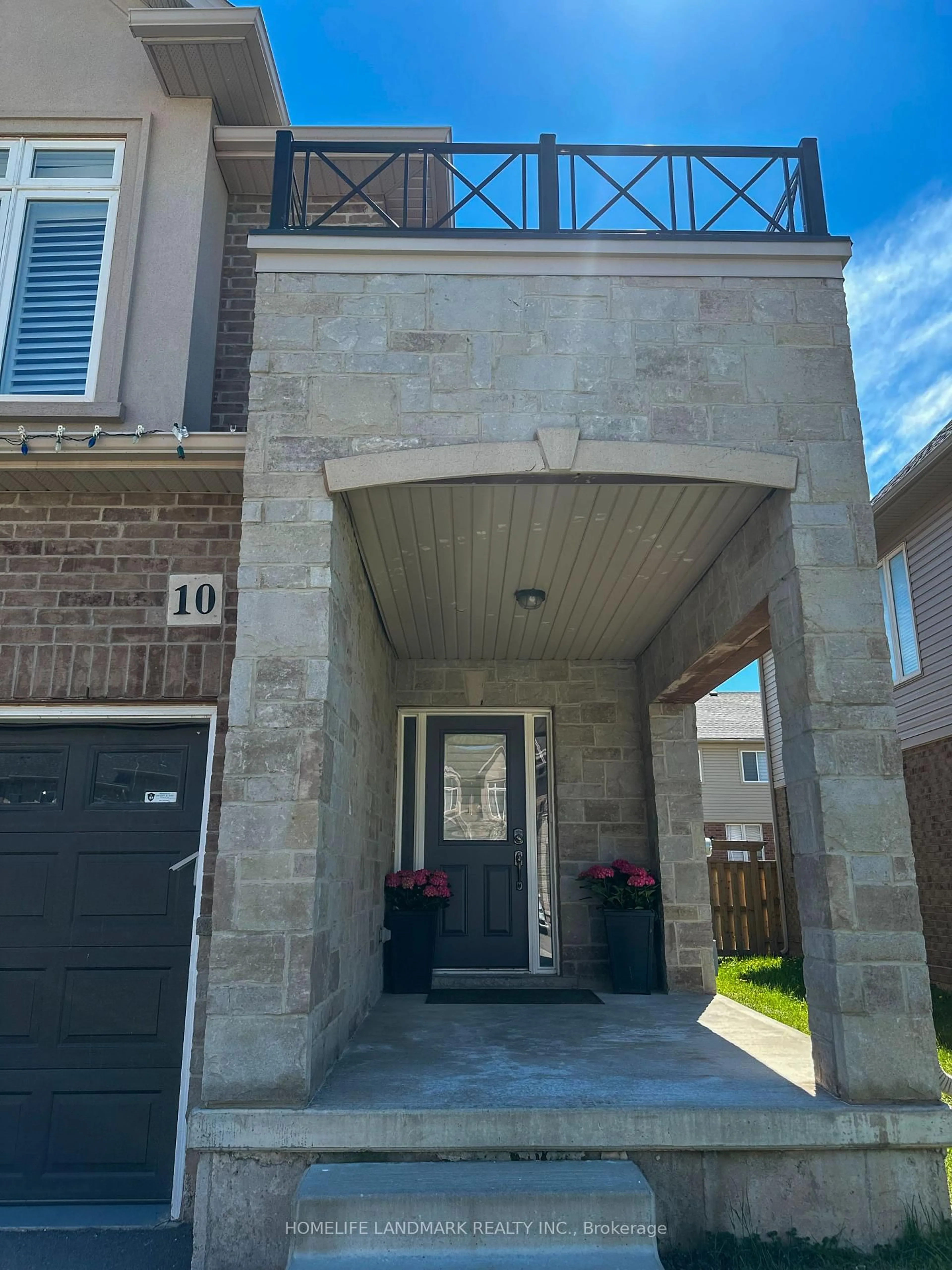 Indoor entryway for 10 Zinfandel Dr, Hamilton Ontario L8E 0K1