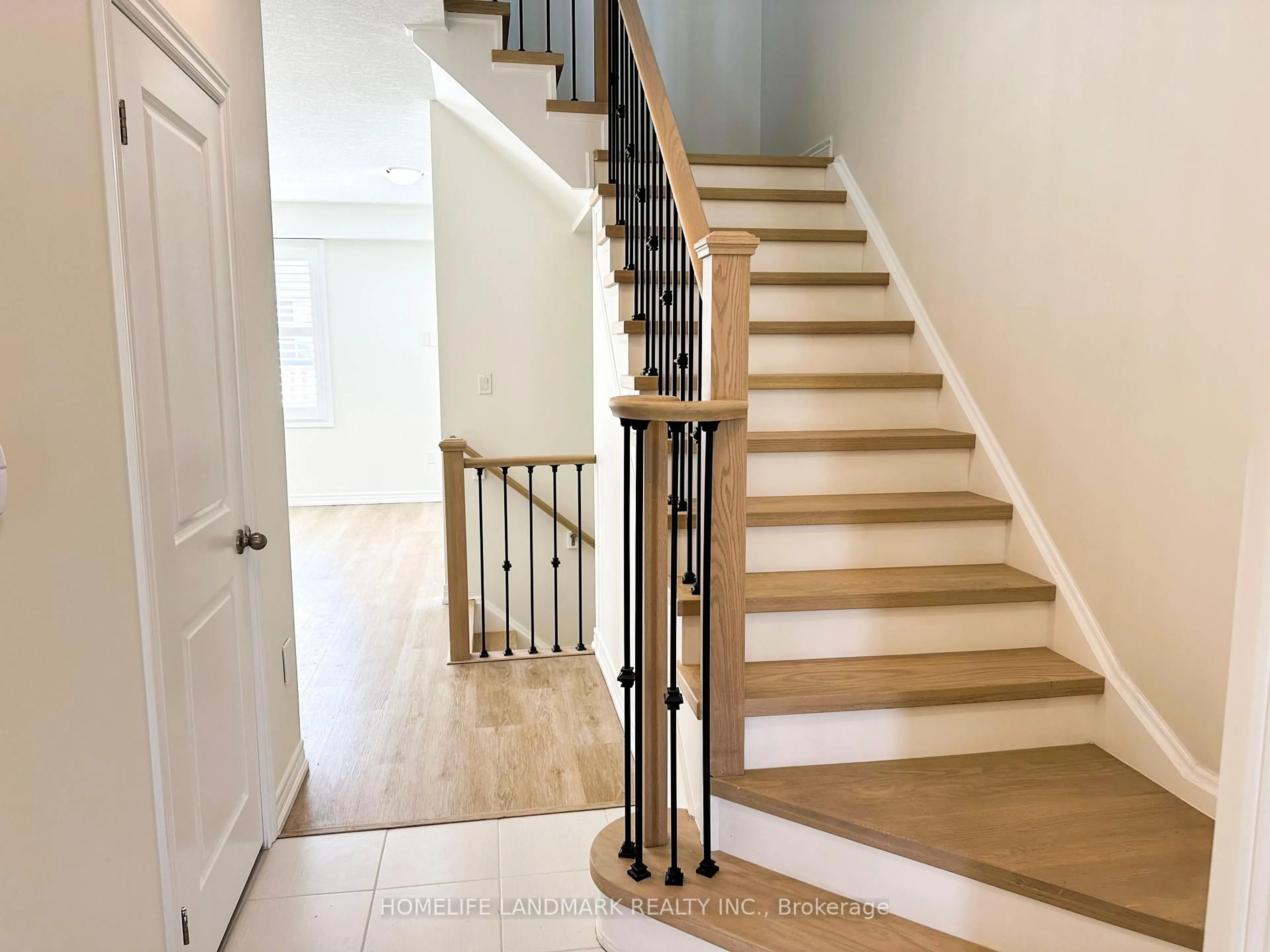 Stairs for 10 Zinfandel Dr, Hamilton Ontario L8E 0K1