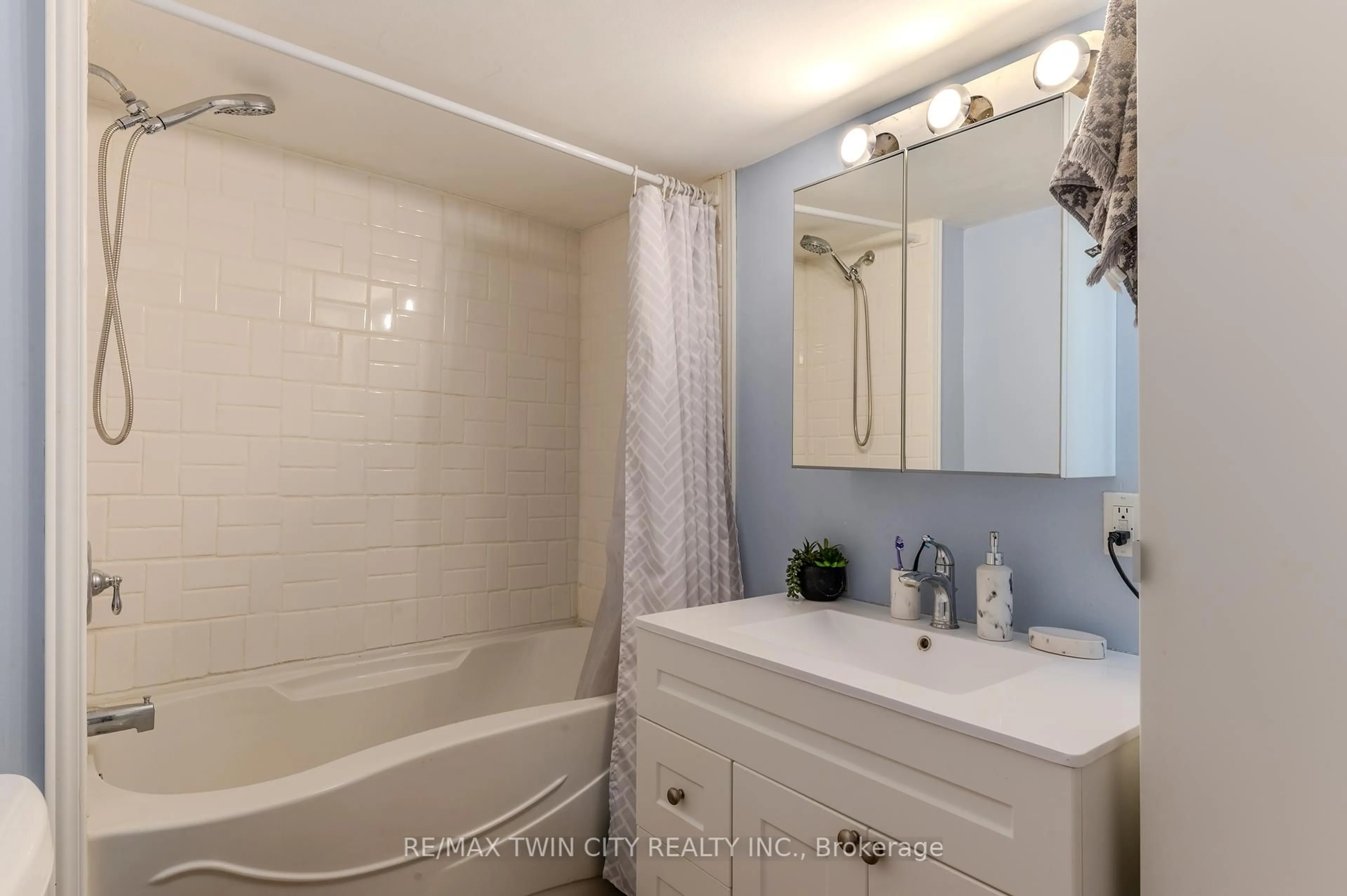 Standard bathroom, ceramic/tile floor for 196 Grey St, Brantford Ontario N3S 4W5