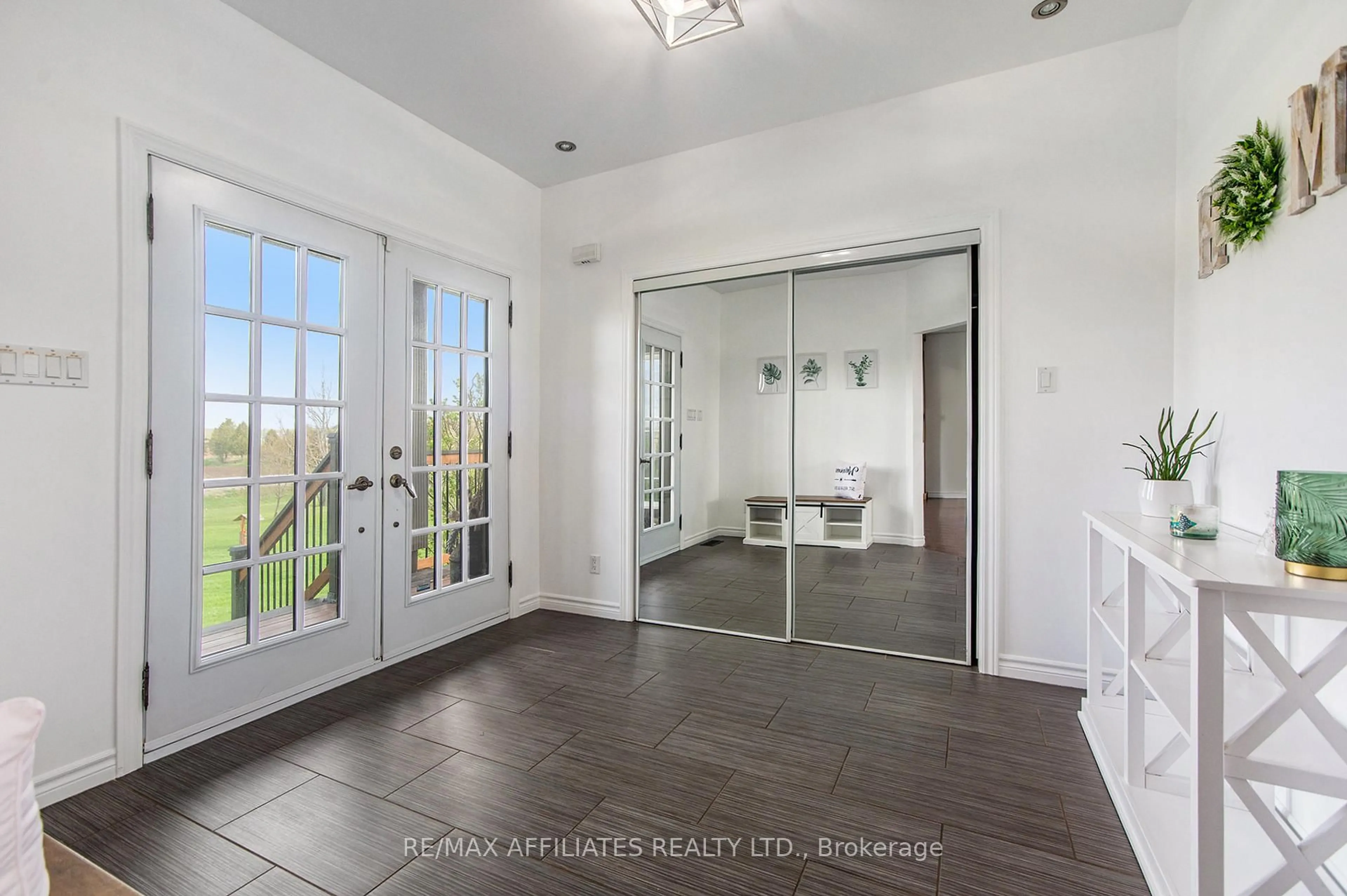Indoor entryway for 9896 Marionville Rd, North Dundas Ontario K4R 1E5
