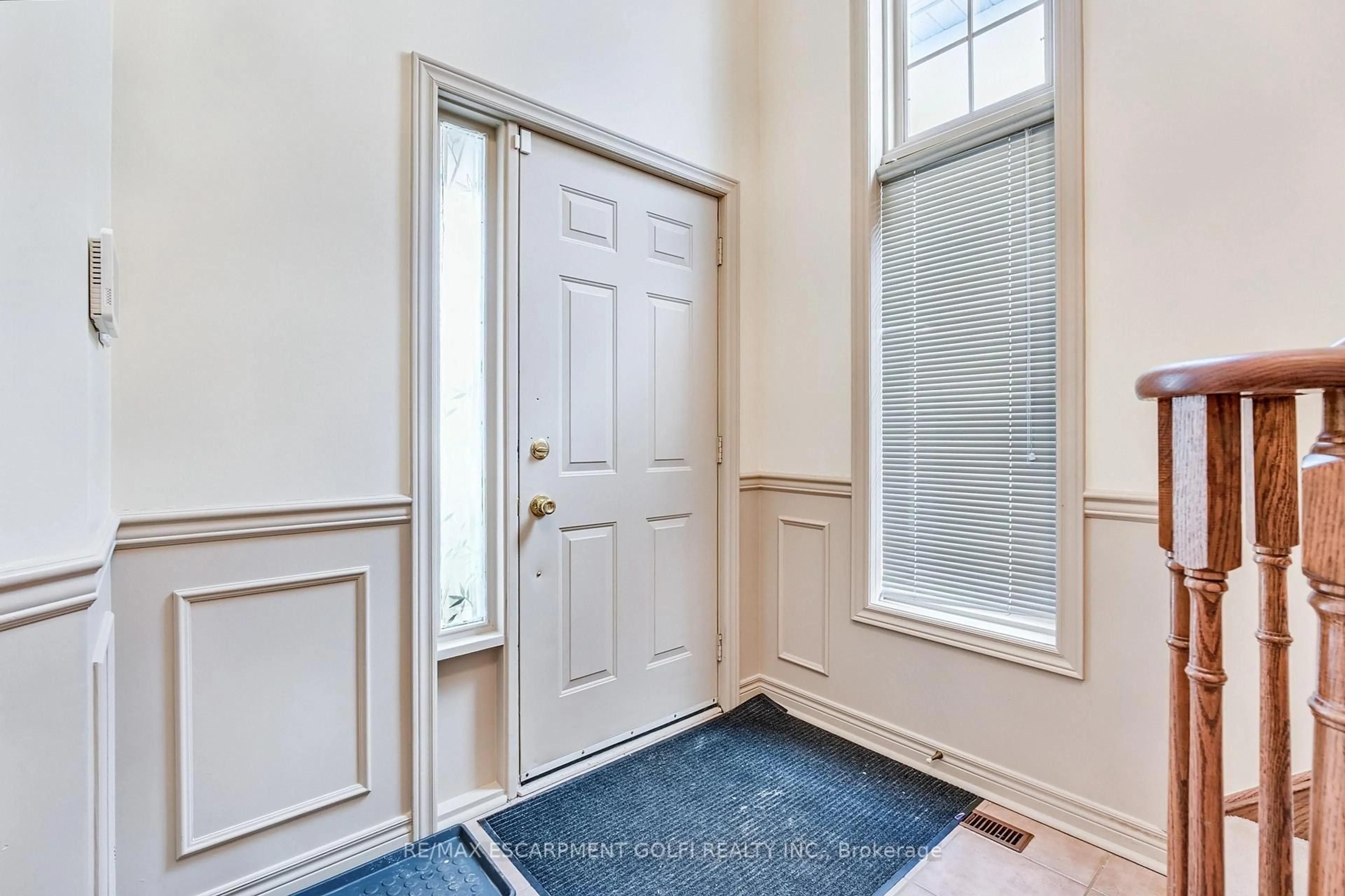 Indoor entryway for 113 Meadowlands Blvd, Hamilton Ontario L9K 1H8