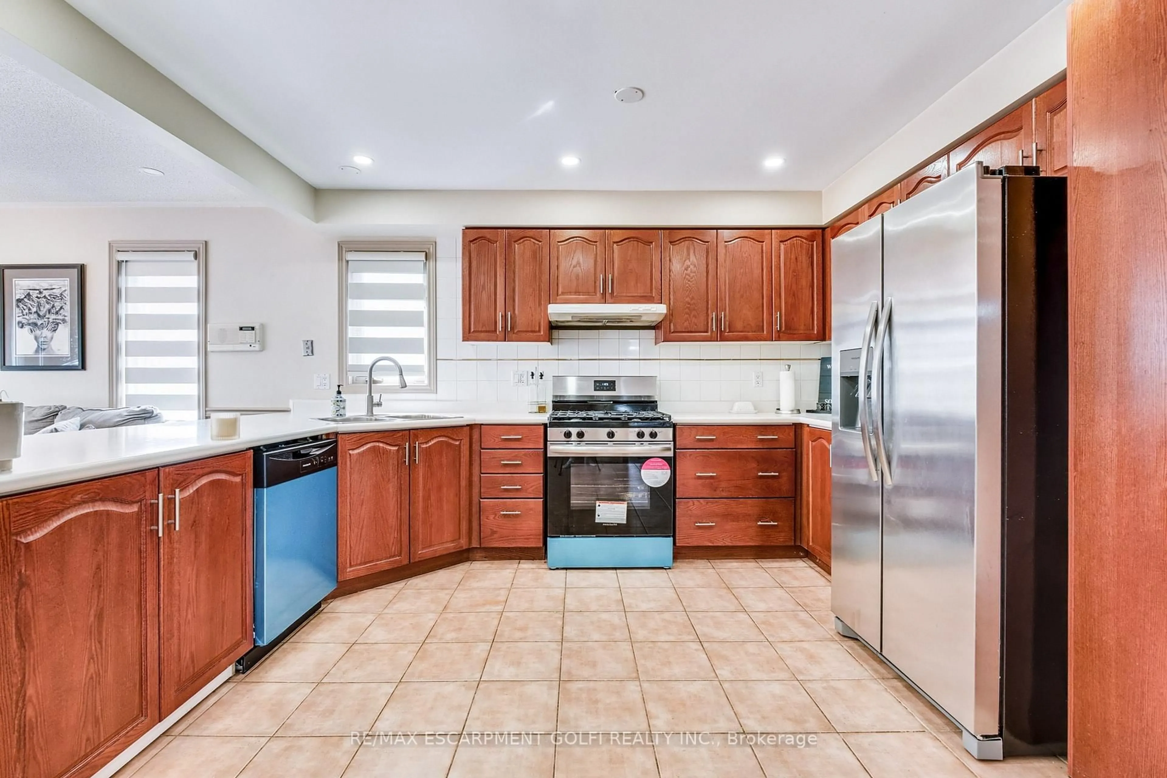 Standard kitchen, ceramic/tile floor for 113 Meadowlands Blvd, Hamilton Ontario L9K 1H8