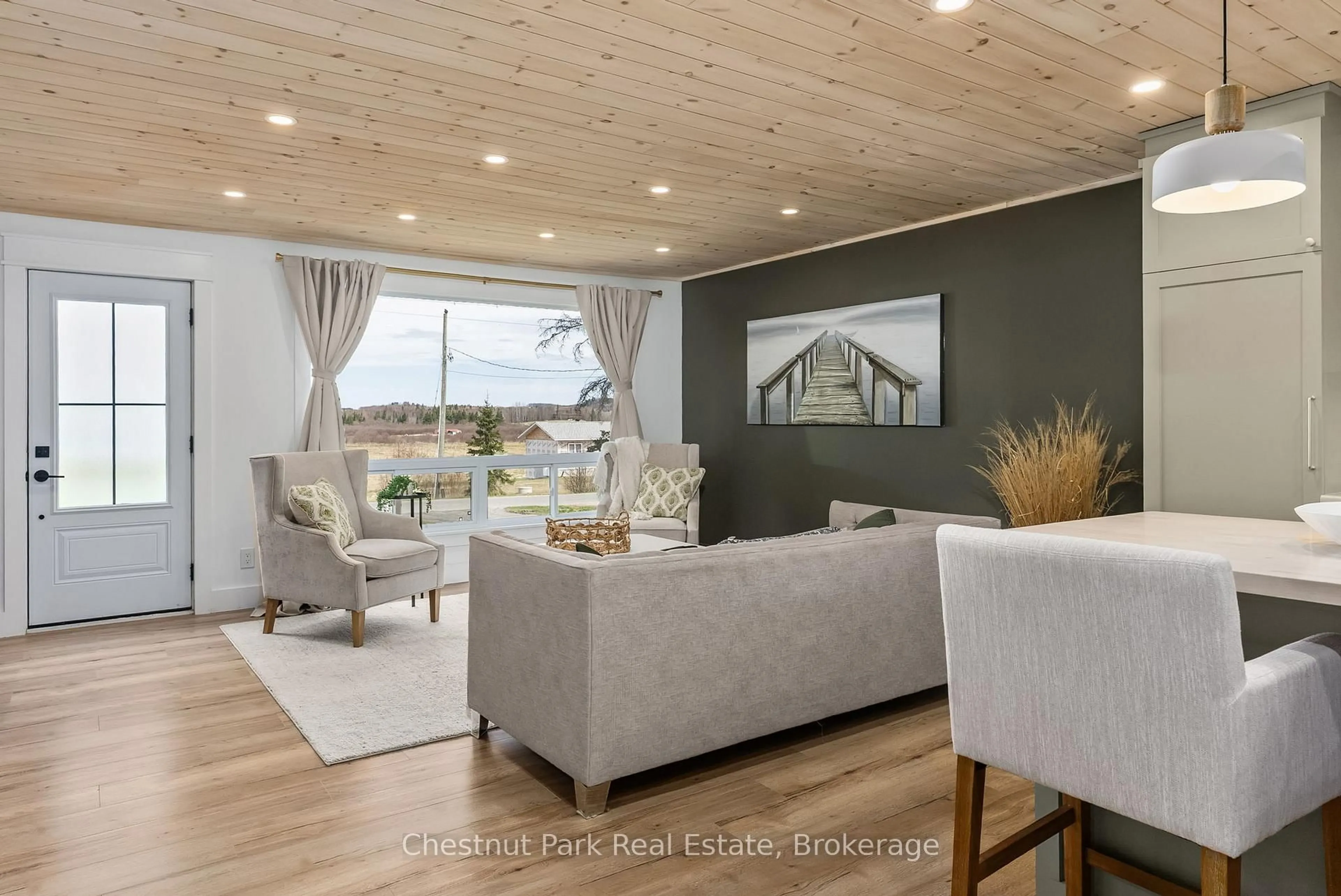 Living room with furniture, wood/laminate floor for 179 Rowanwood Rd, Huntsville Ontario P0B 1M0
