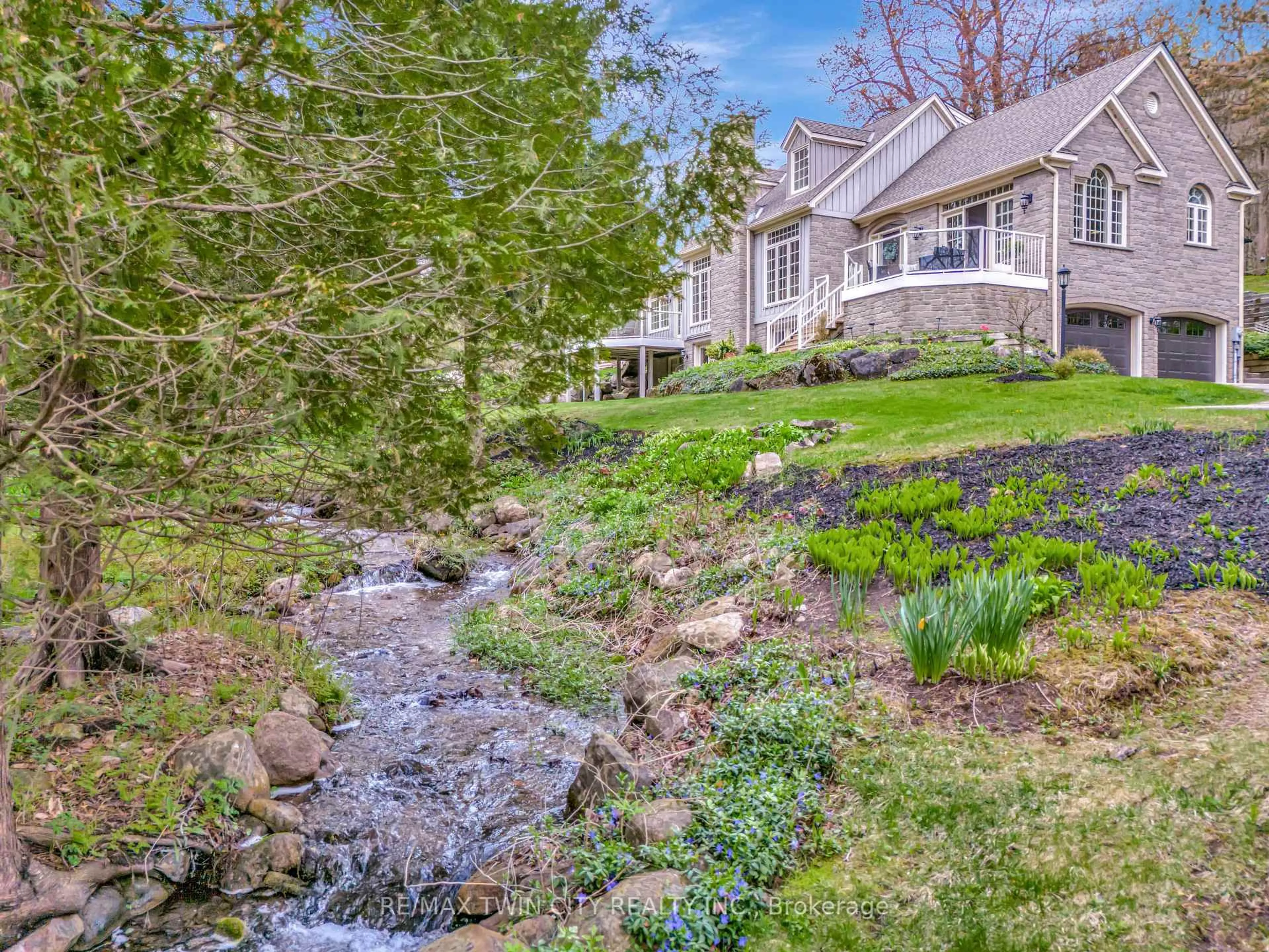A pic from outside/outdoor area/front of a property/back of a property/a pic from drone, water/lake/river/ocean view for 1298 WEST RIVER Rd, Cambridge Ontario N1R 5S5