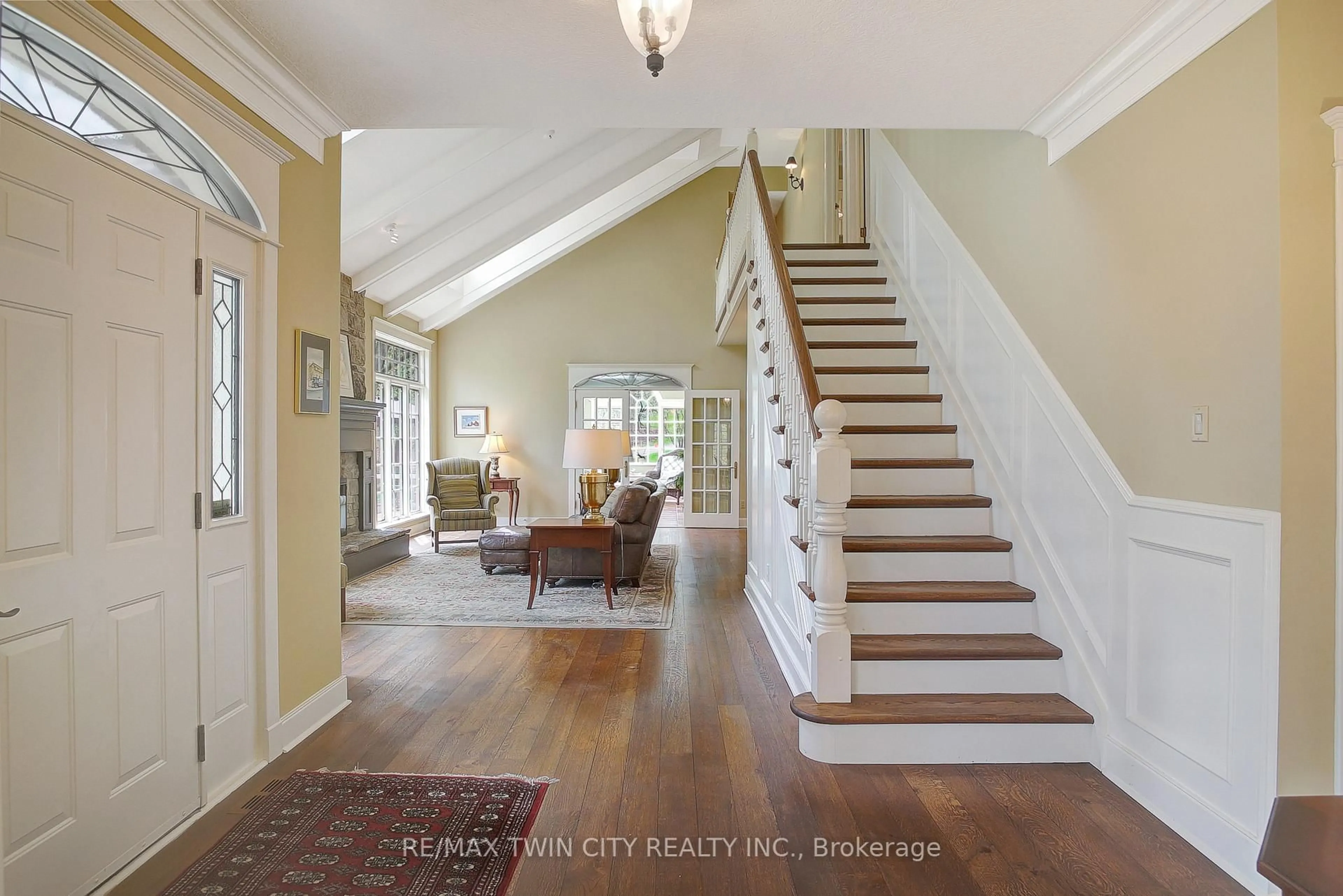 Indoor entryway for 1298 WEST RIVER Rd, Cambridge Ontario N1R 5S5