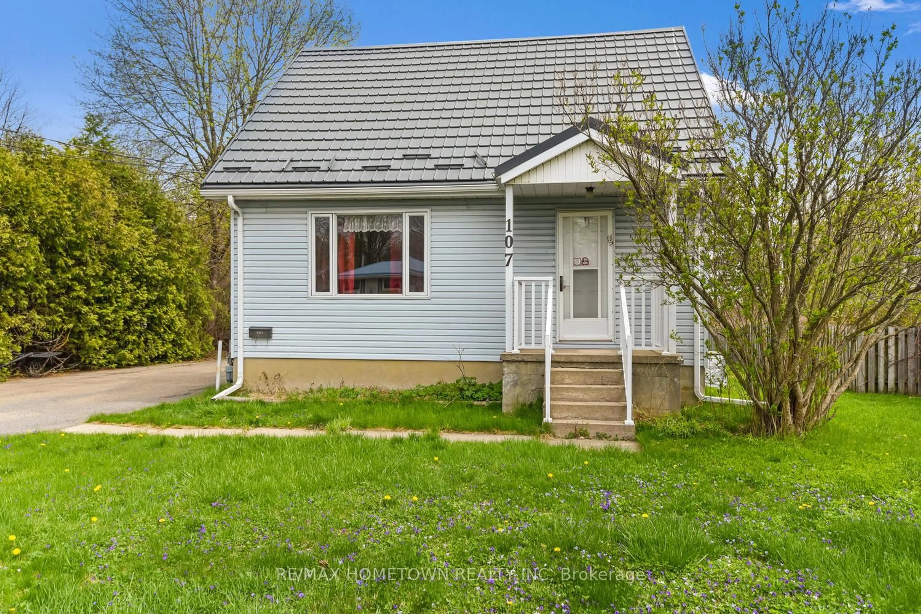 Home with vinyl exterior material, street for 107 Windsor Dr, Brockville Ontario K6V 3H7