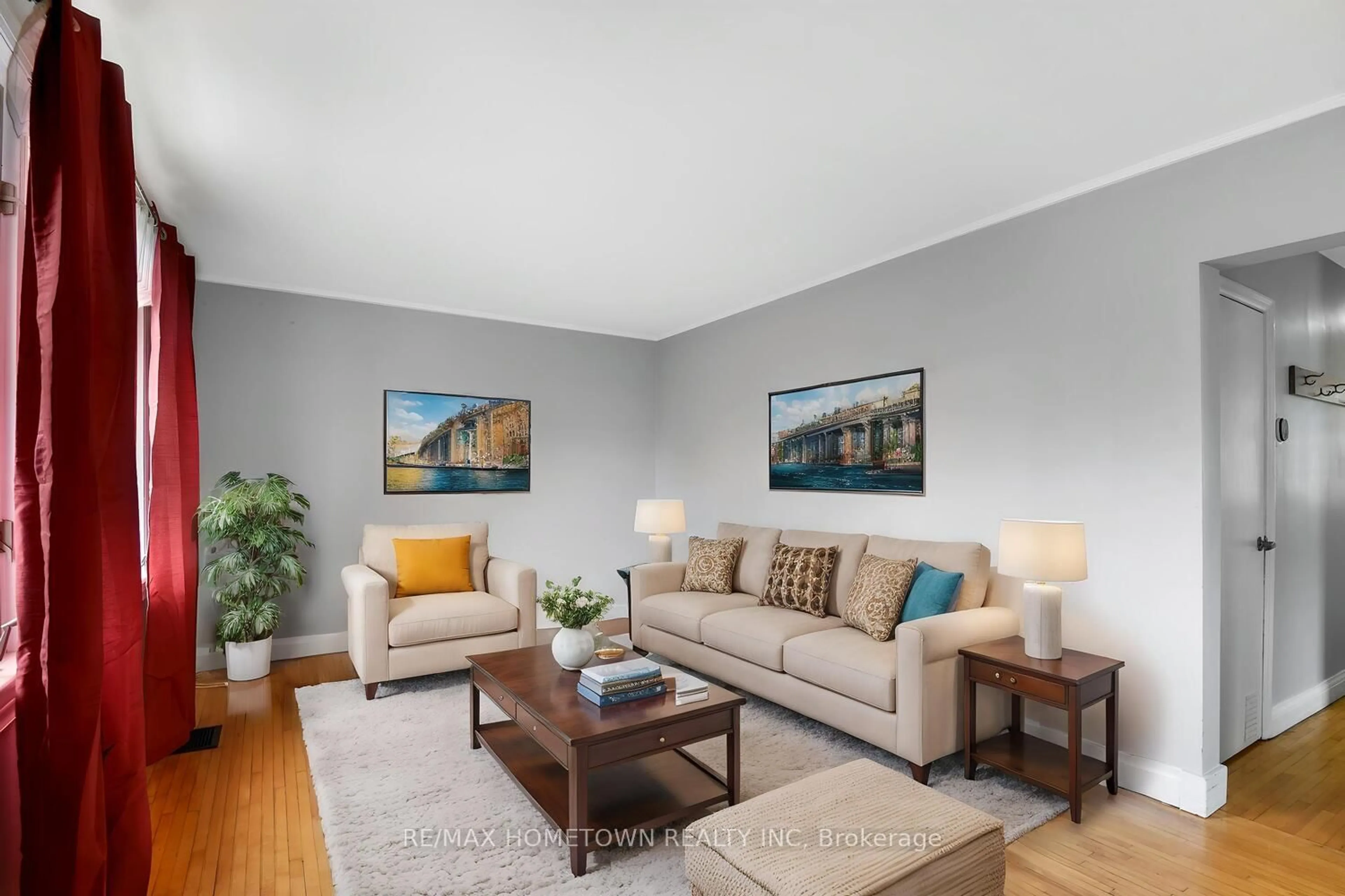 Living room with furniture, wood/laminate floor for 107 Windsor Dr, Brockville Ontario K6V 3H7