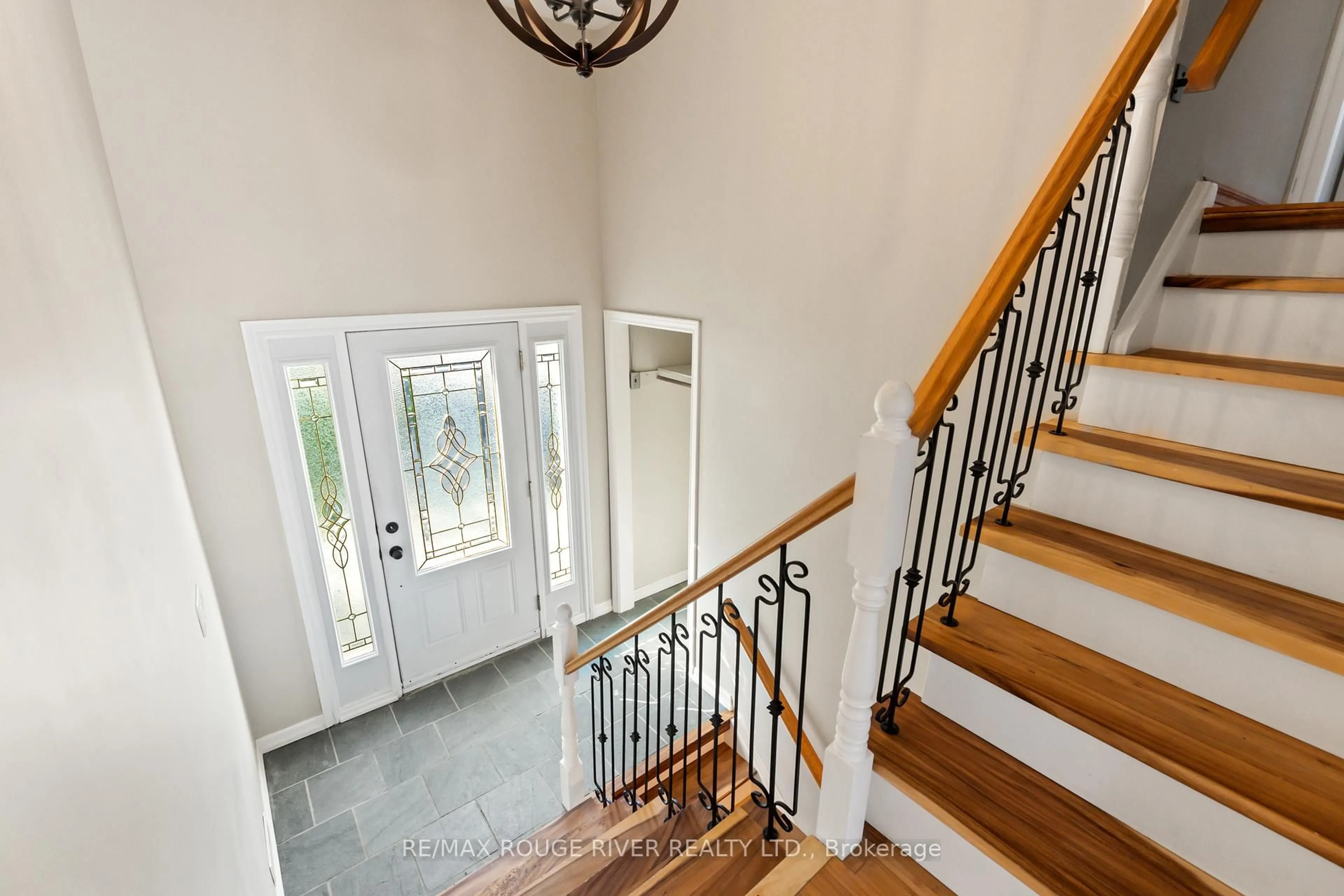 Indoor entryway for 1 Applewood Cres, Kawartha Lakes Ontario K9V 4W7