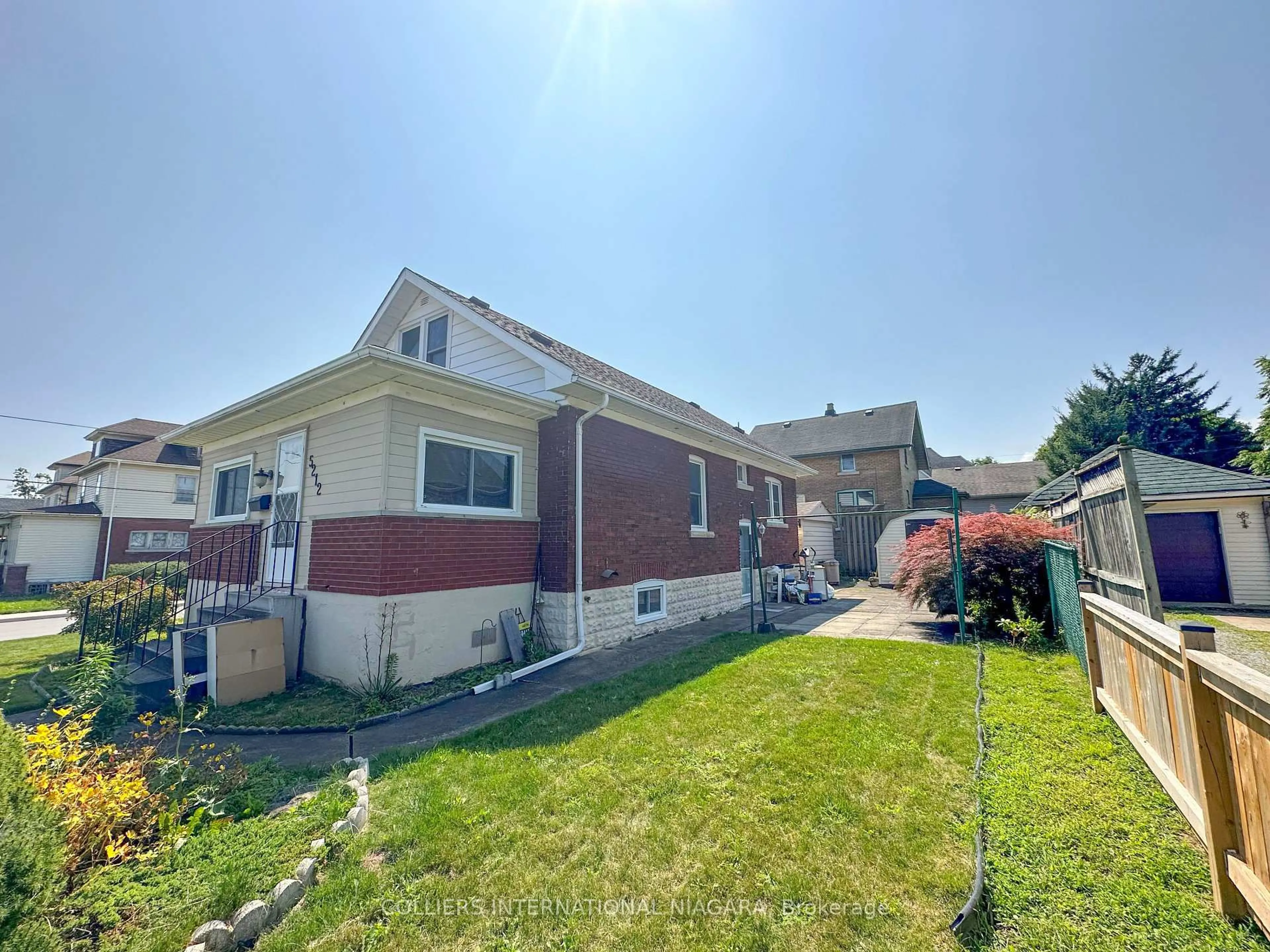 A pic from outside/outdoor area/front of a property/back of a property/a pic from drone, street for 5212 BRIDGE St, Niagara Falls Ontario L2E 2T3