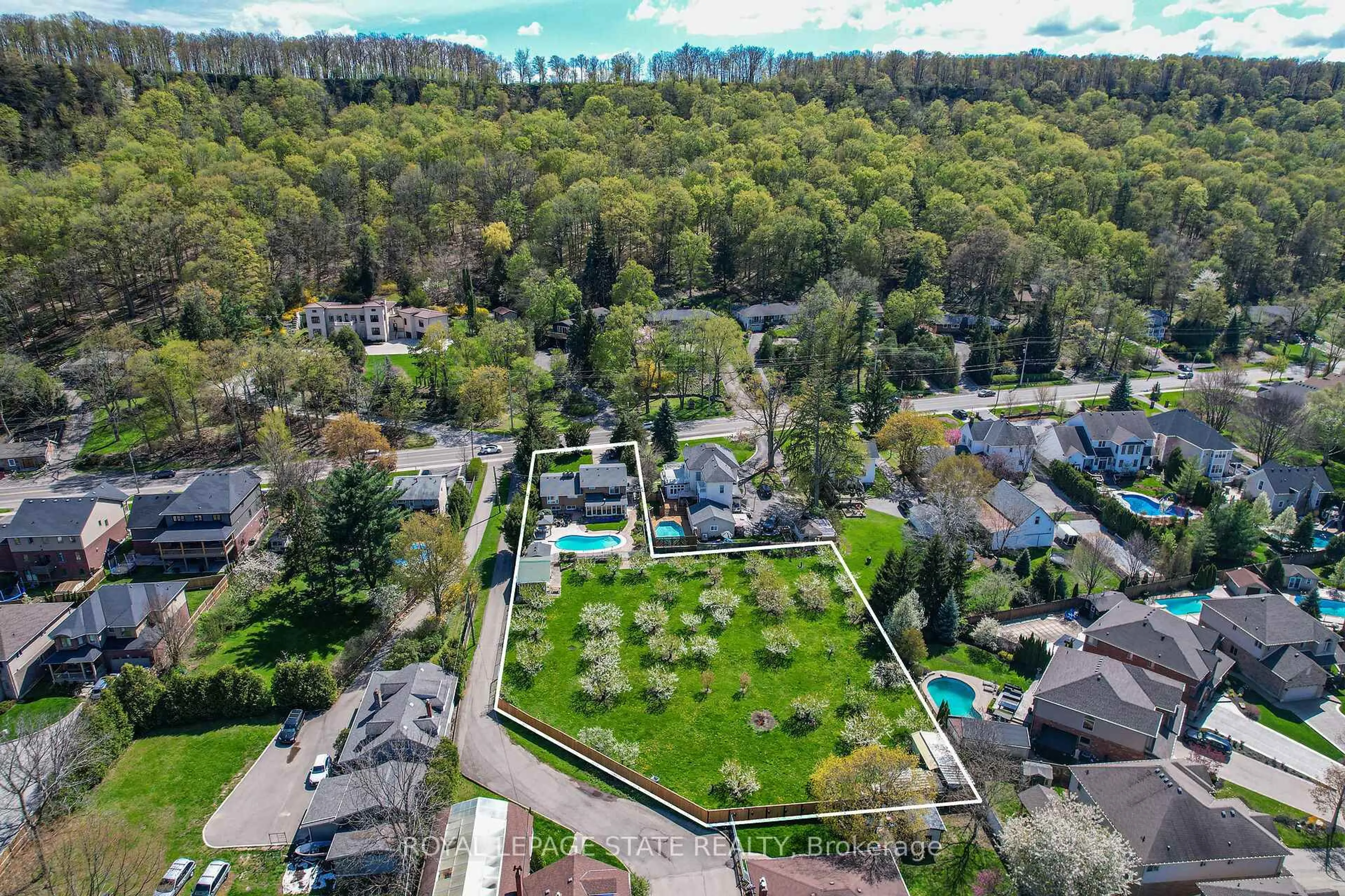 A pic from outside/outdoor area/front of a property/back of a property/a pic from drone, forest/trees view for 280A Main St, Grimsby Ontario L3M 1S4