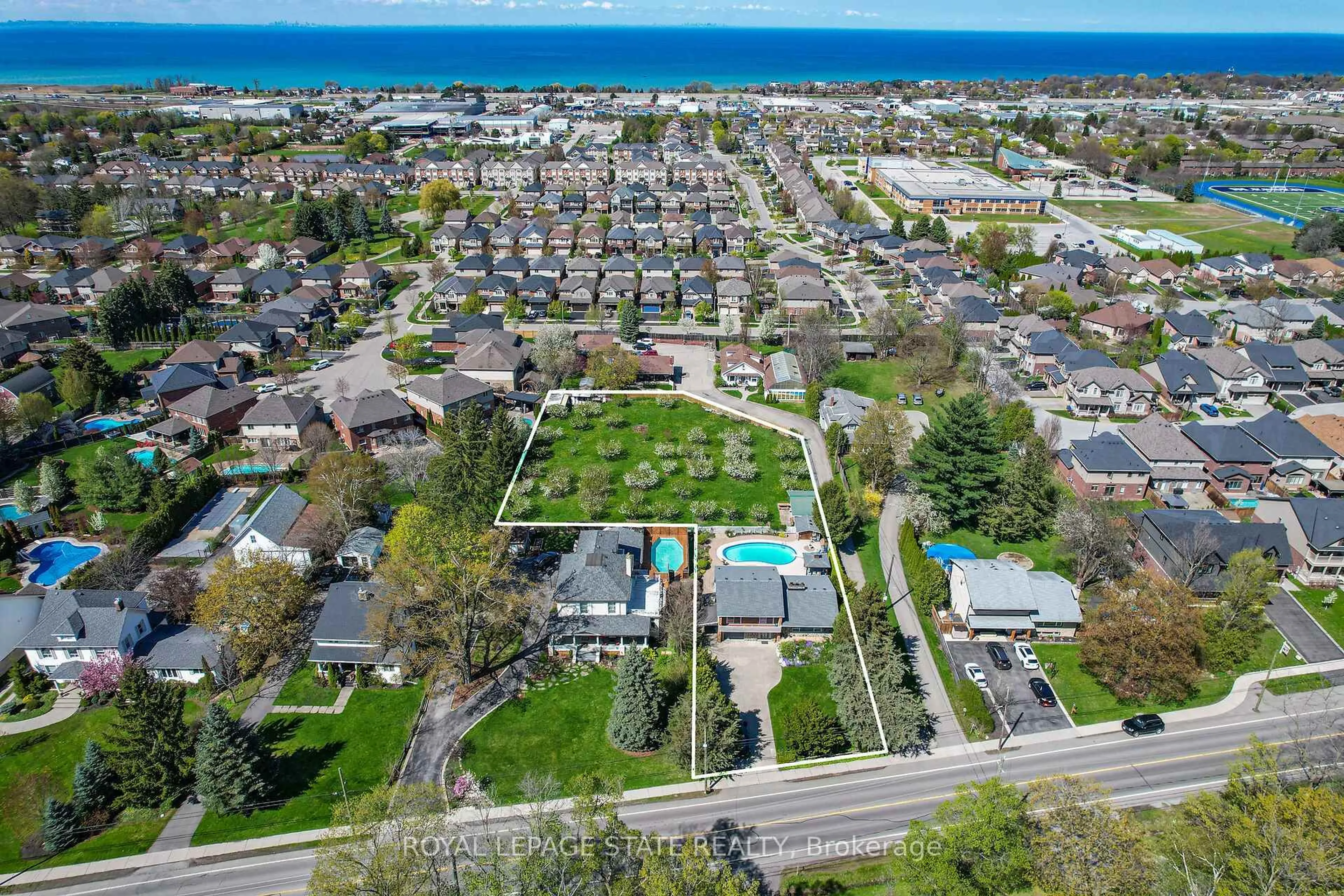 A pic from outside/outdoor area/front of a property/back of a property/a pic from drone, water/lake/river/ocean view for 280A Main St, Grimsby Ontario L3M 1S4