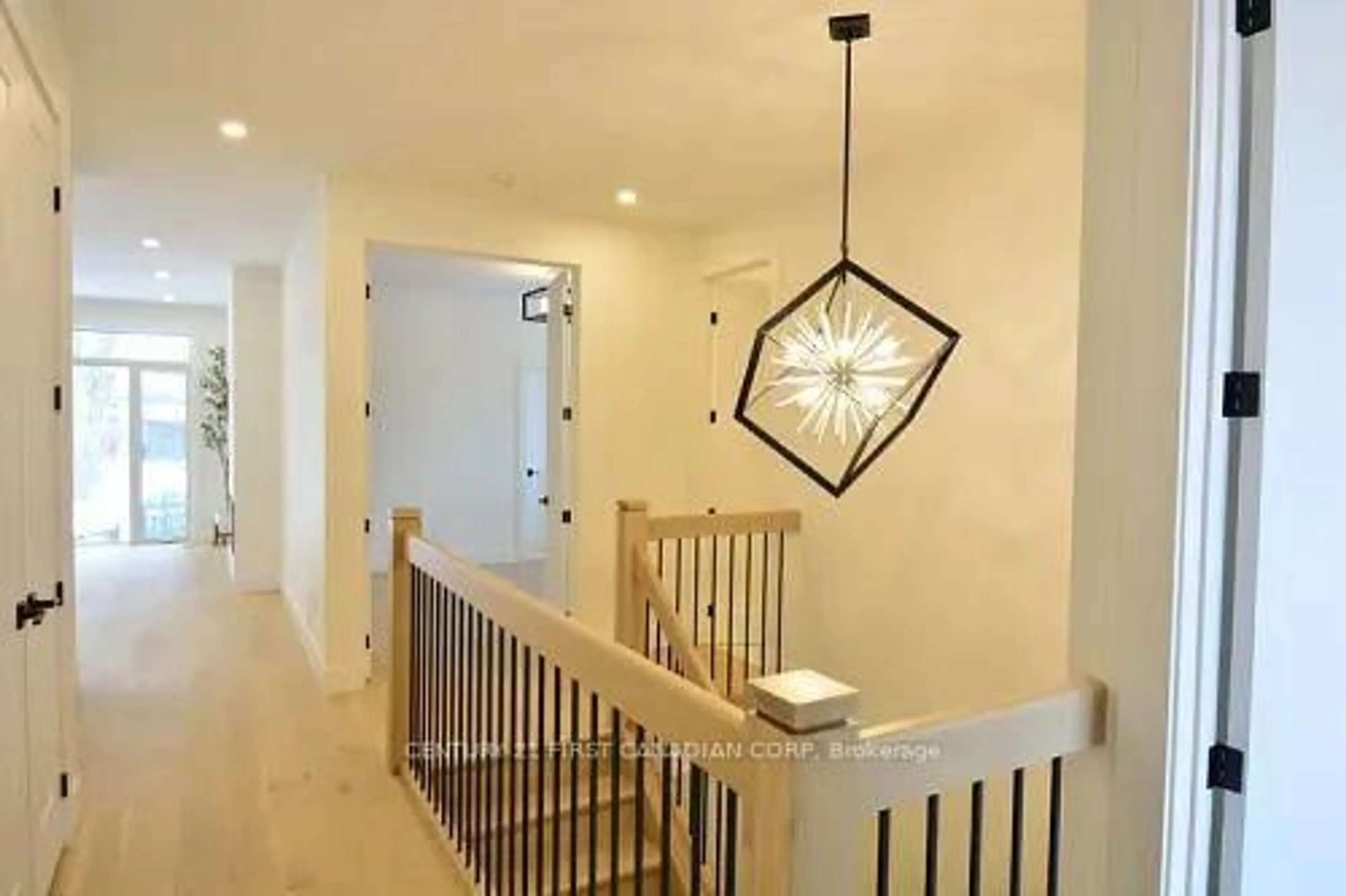 Indoor foyer for 430 Head St #16, Strathroy-Caradoc Ontario N7G 2K2