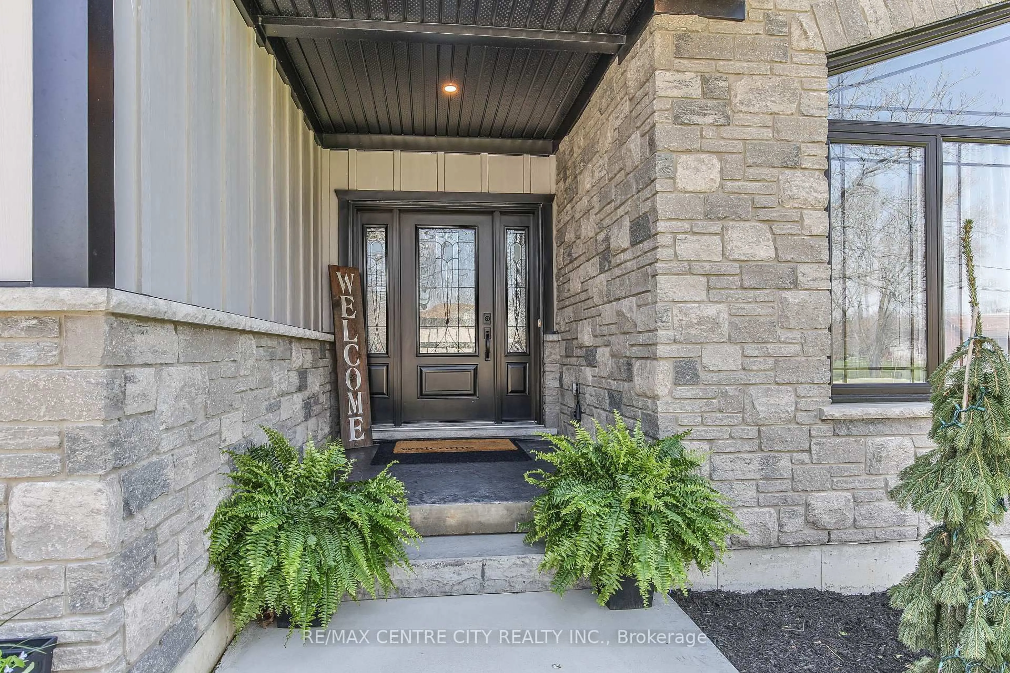 Indoor entryway for 51211 Clinton St, Malahide Ontario N0L 2J0