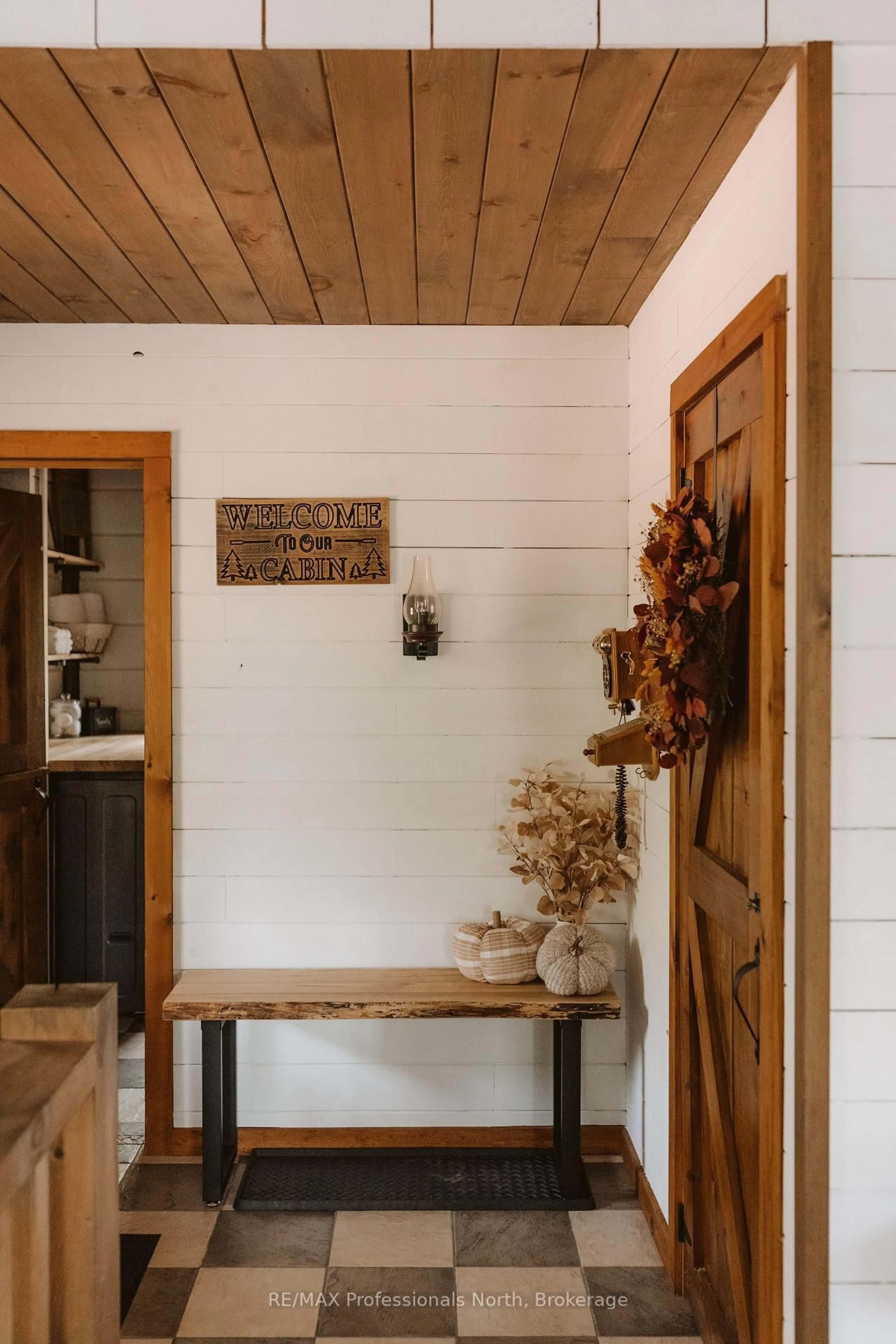 Indoor entryway for 1613 Mumford Rd, Highlands East Ontario K0L 2A0