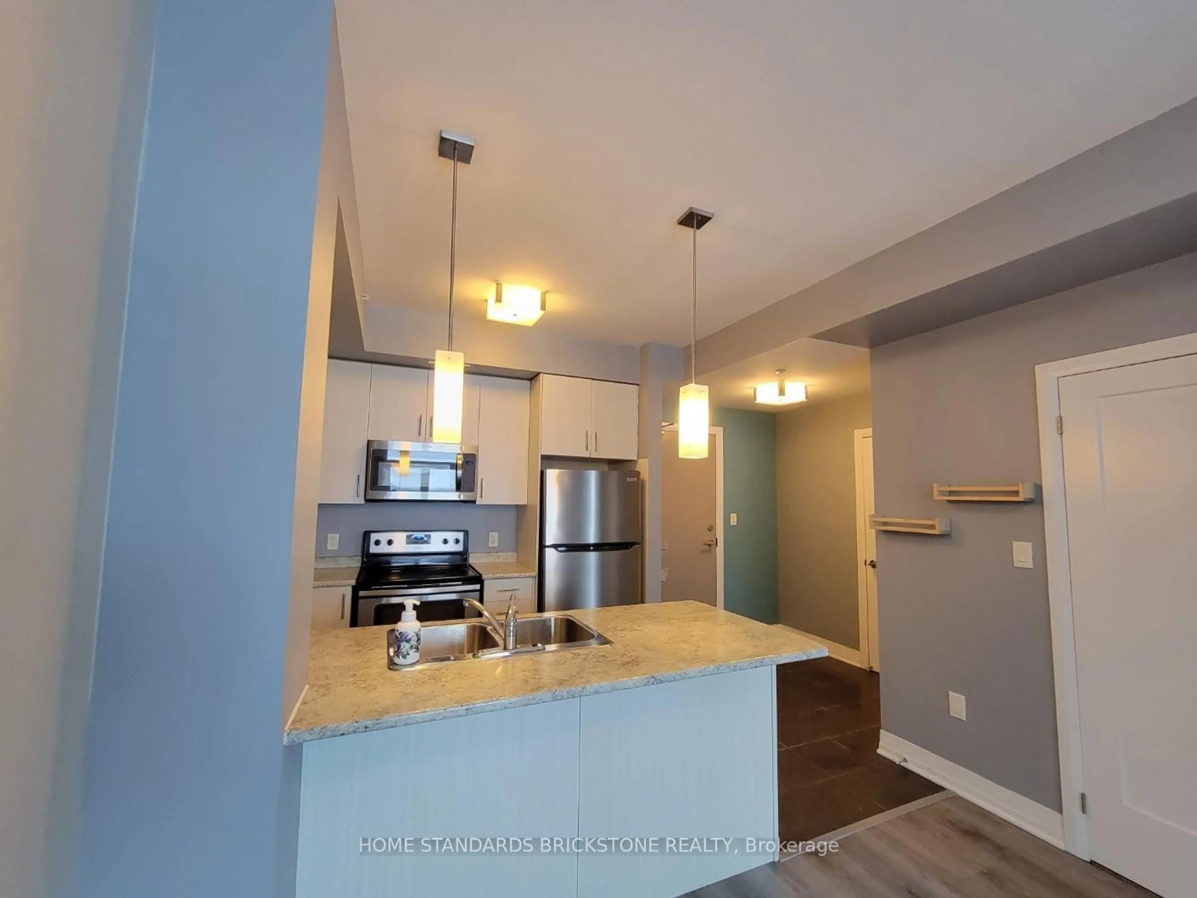 Open concept kitchen, unknown for 10 Concord Pl #323, Grimsby Ontario L3M 0G6