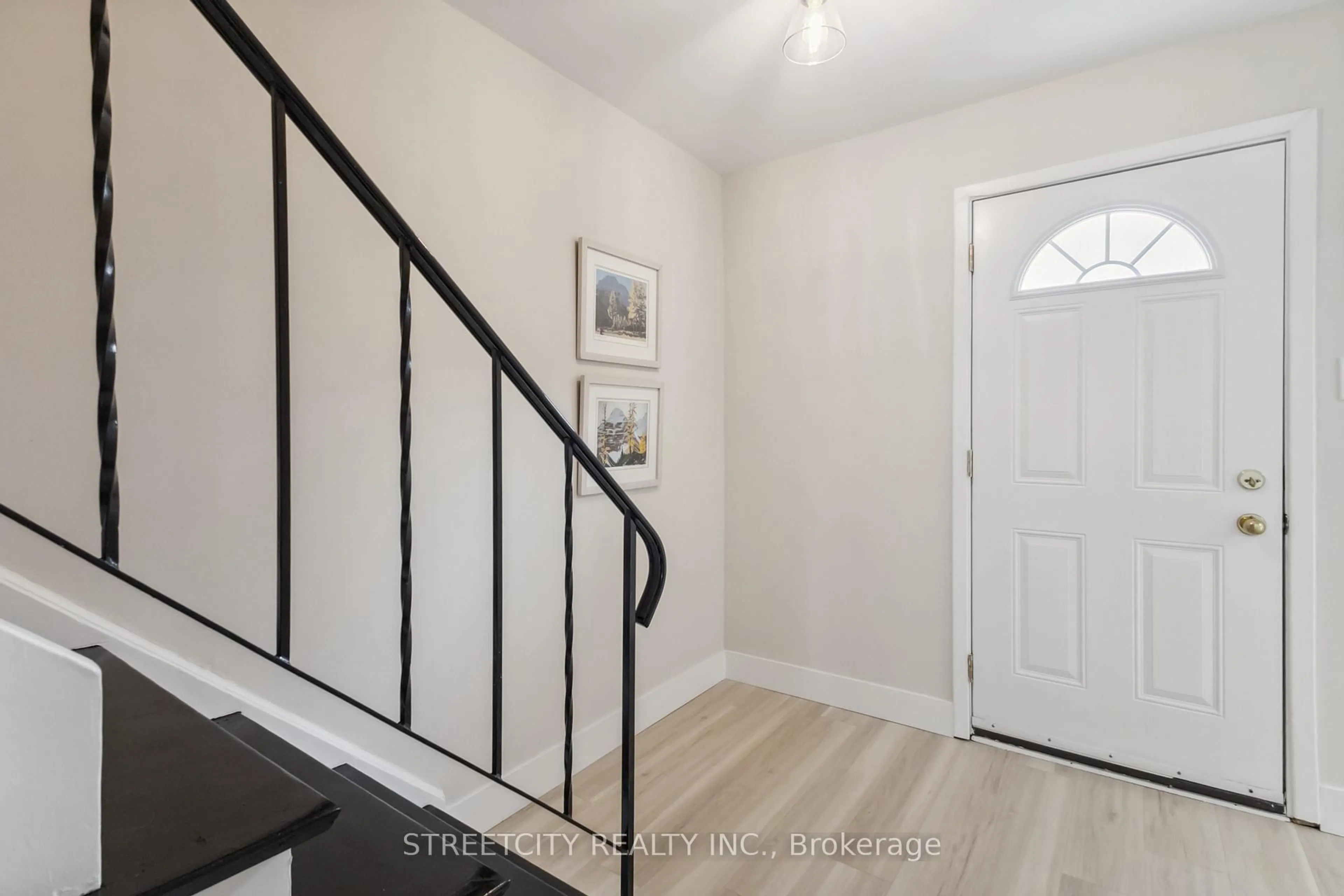 Indoor entryway for 1118 Southdale Rd #20, London South Ontario N6E 1B2