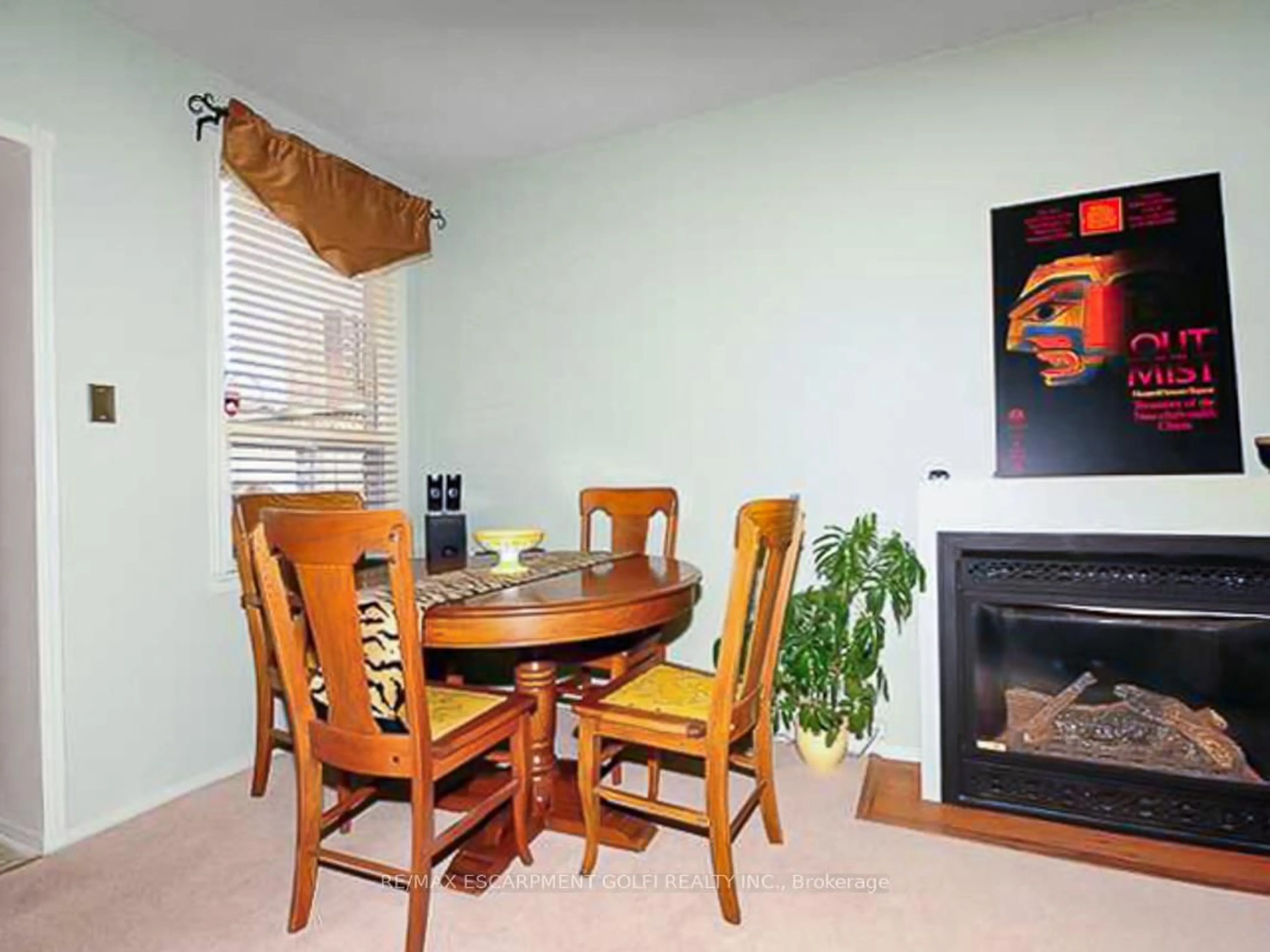 Dining room, wood/laminate floor for 187 Barton St, Hamilton Ontario L8R 2H3