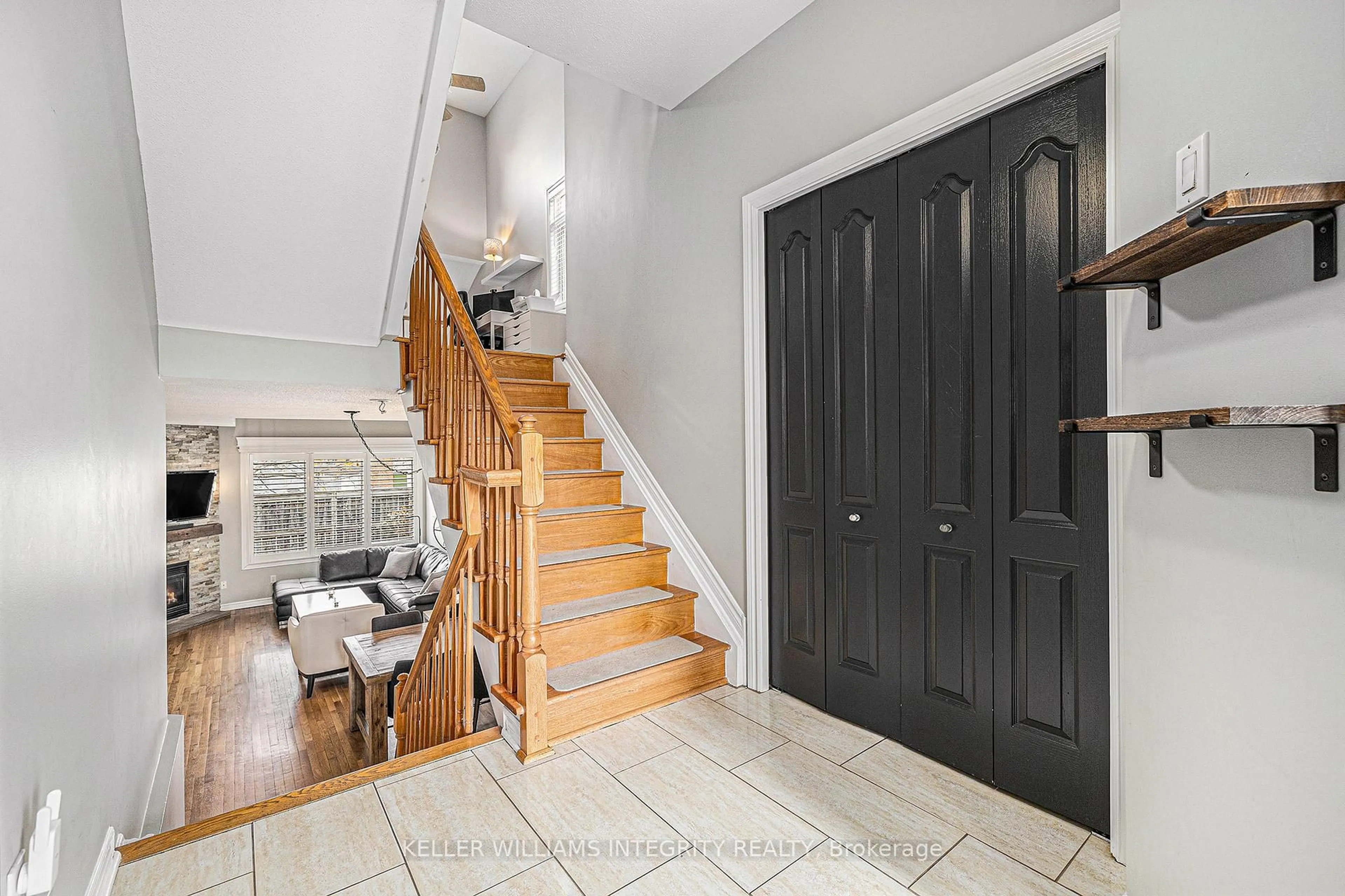 Indoor entryway for 57 Village Walk Private, Manotick Ontario K4M 1L1