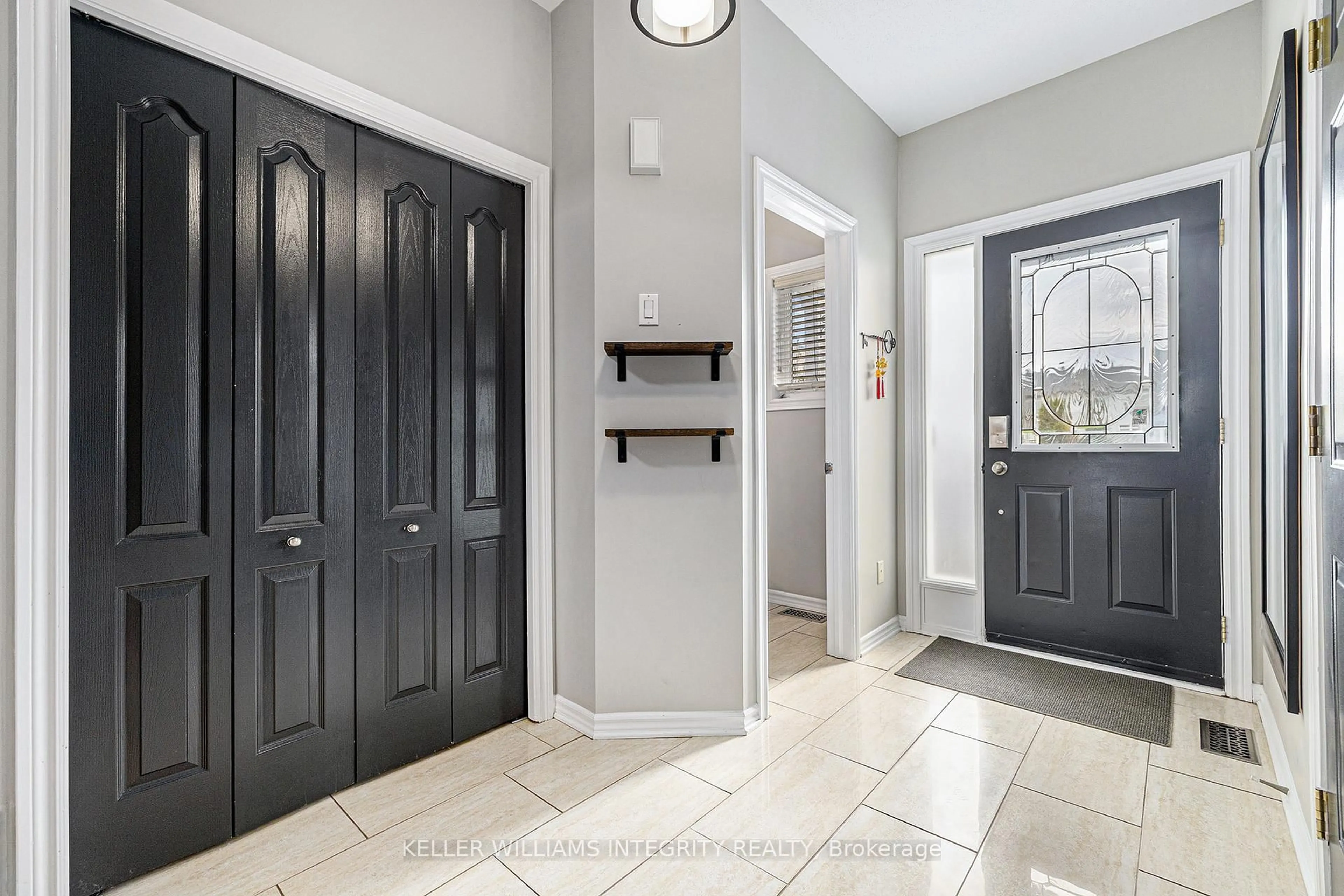Indoor entryway for 57 Village Walk Private, Manotick Ontario K4M 1L1