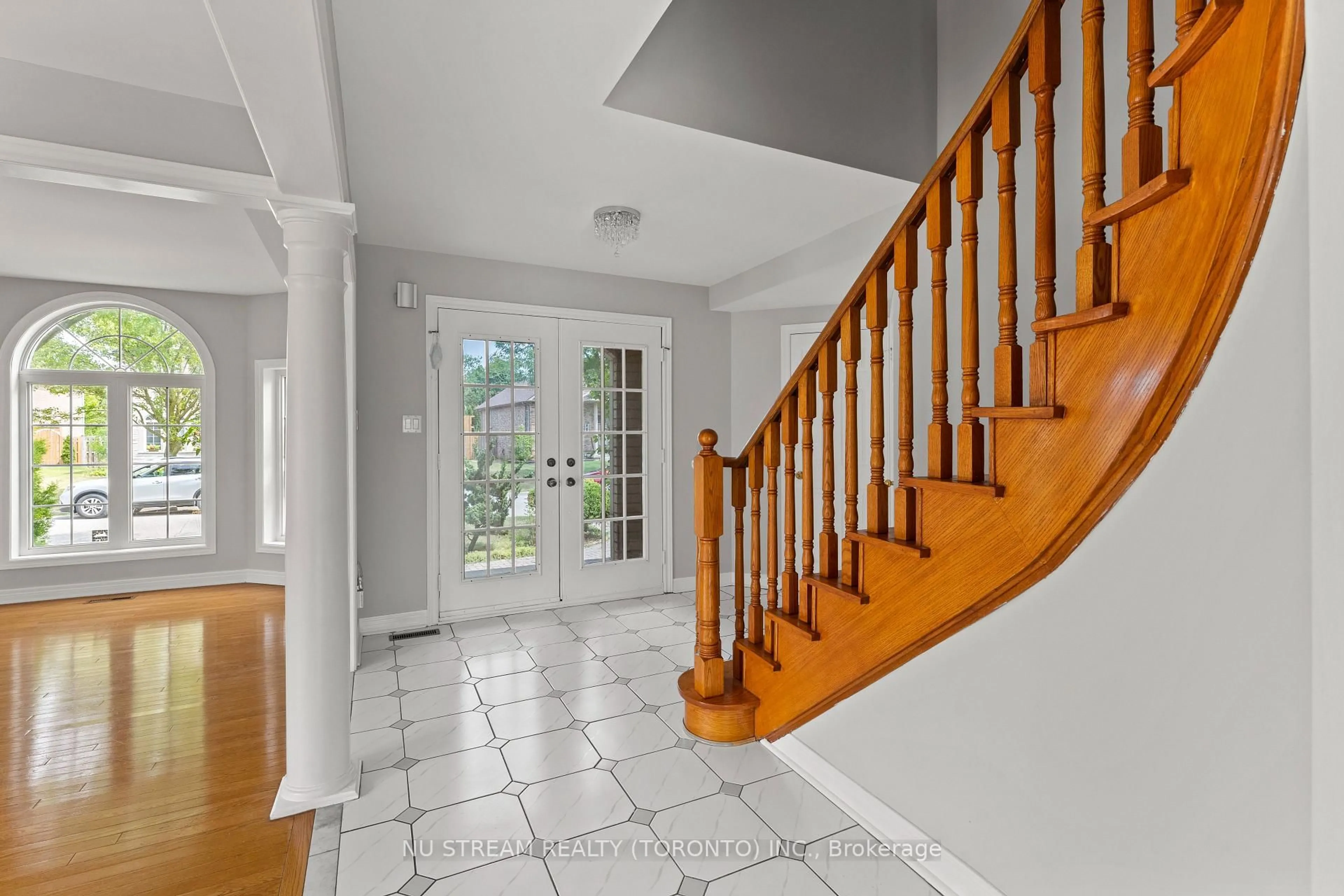 Indoor foyer for 4629 Tournament Crt, Windsor Ontario N9G 2P8