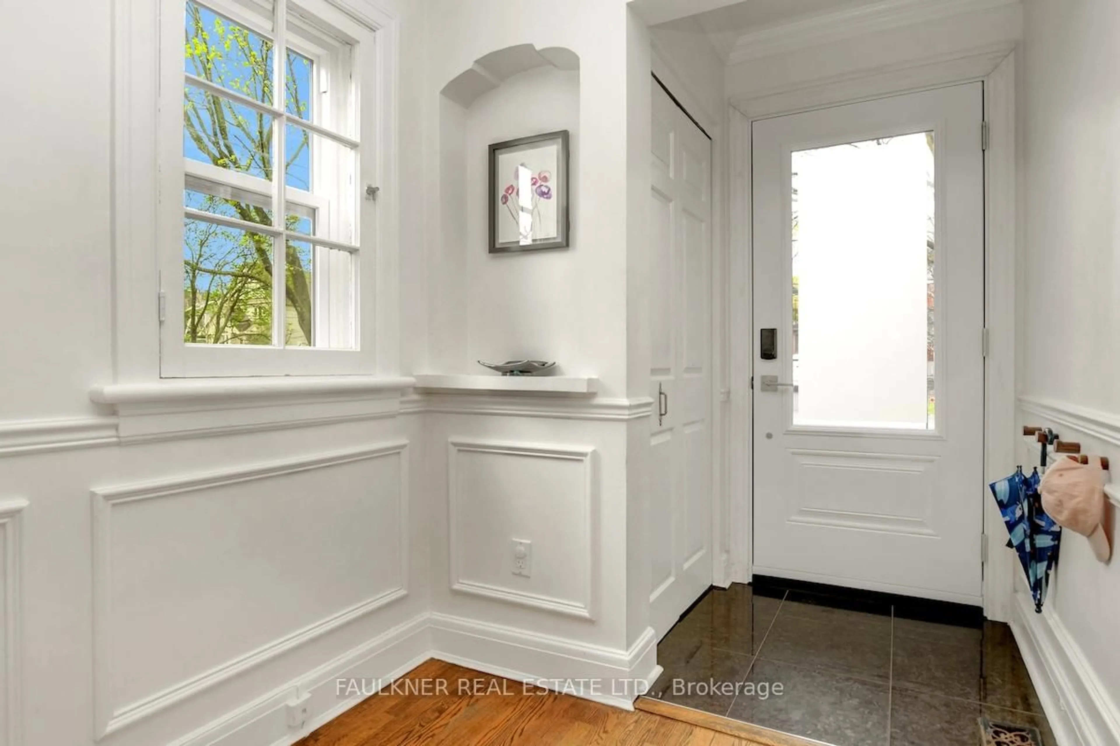 Indoor entryway for 513 Cole Ave, Ottawa Ontario K2A 2B2