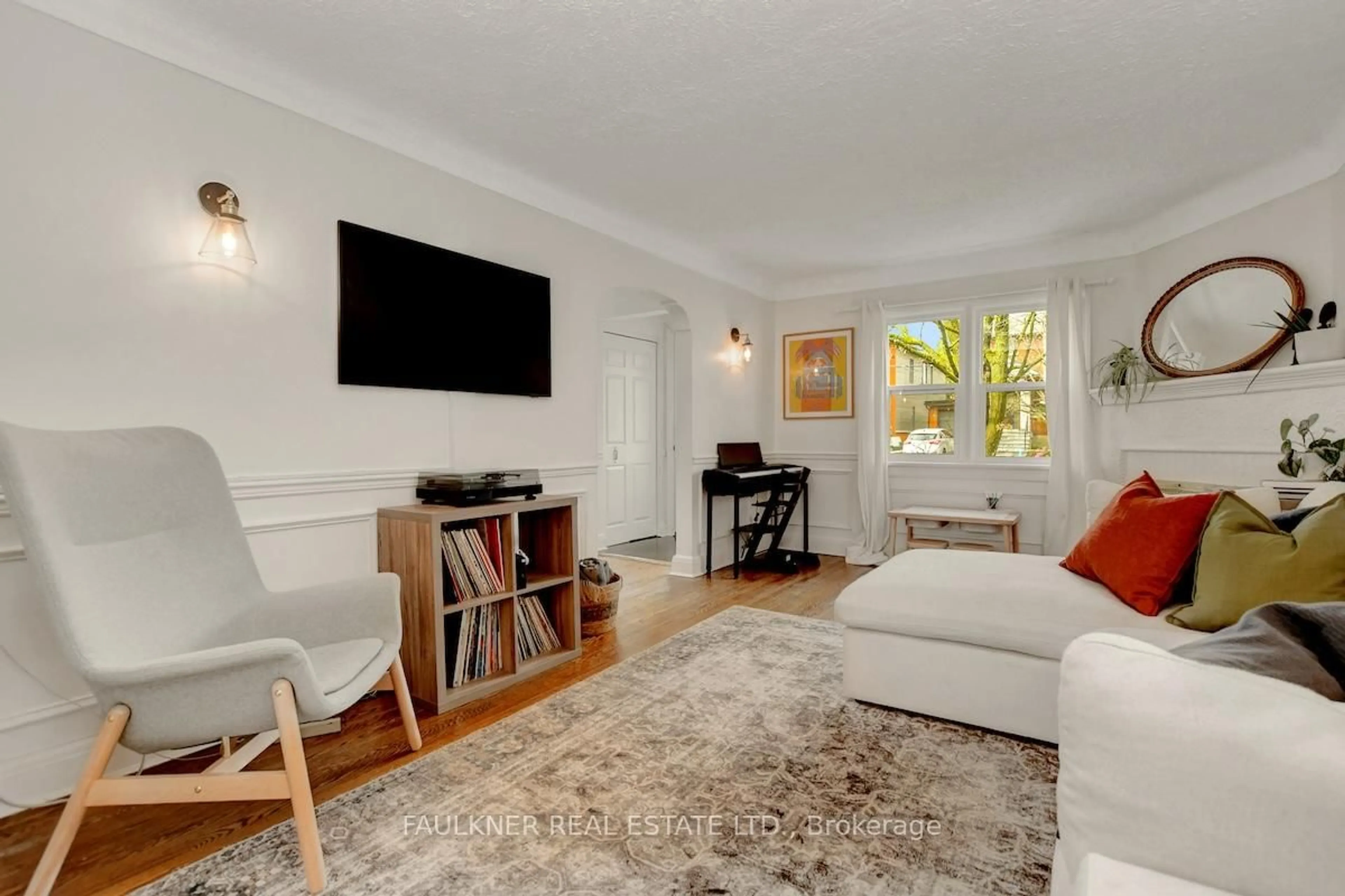 Living room with furniture, unknown for 513 Cole Ave, Ottawa Ontario K2A 2B2