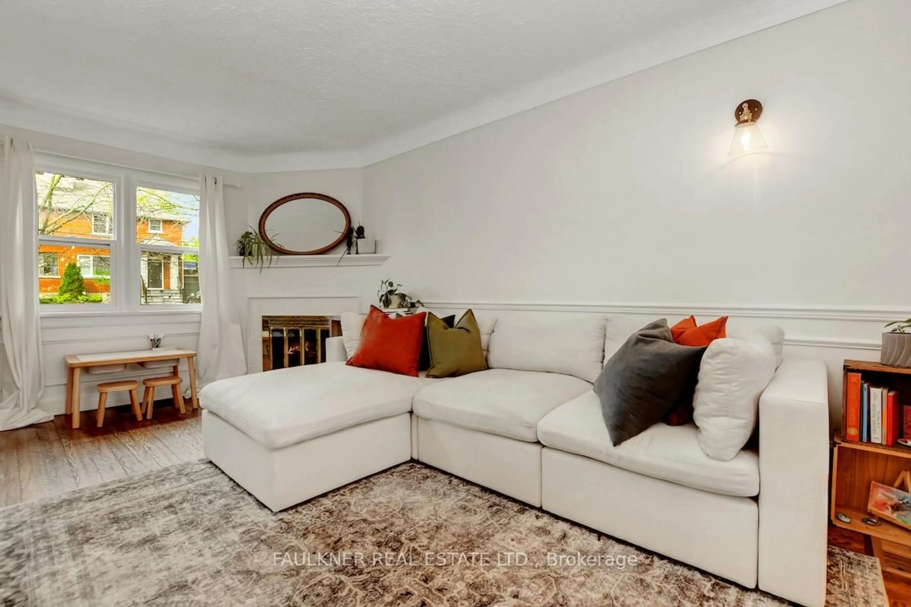 Living room with furniture, carpet floor for 513 Cole Ave, Ottawa Ontario K2A 2B2
