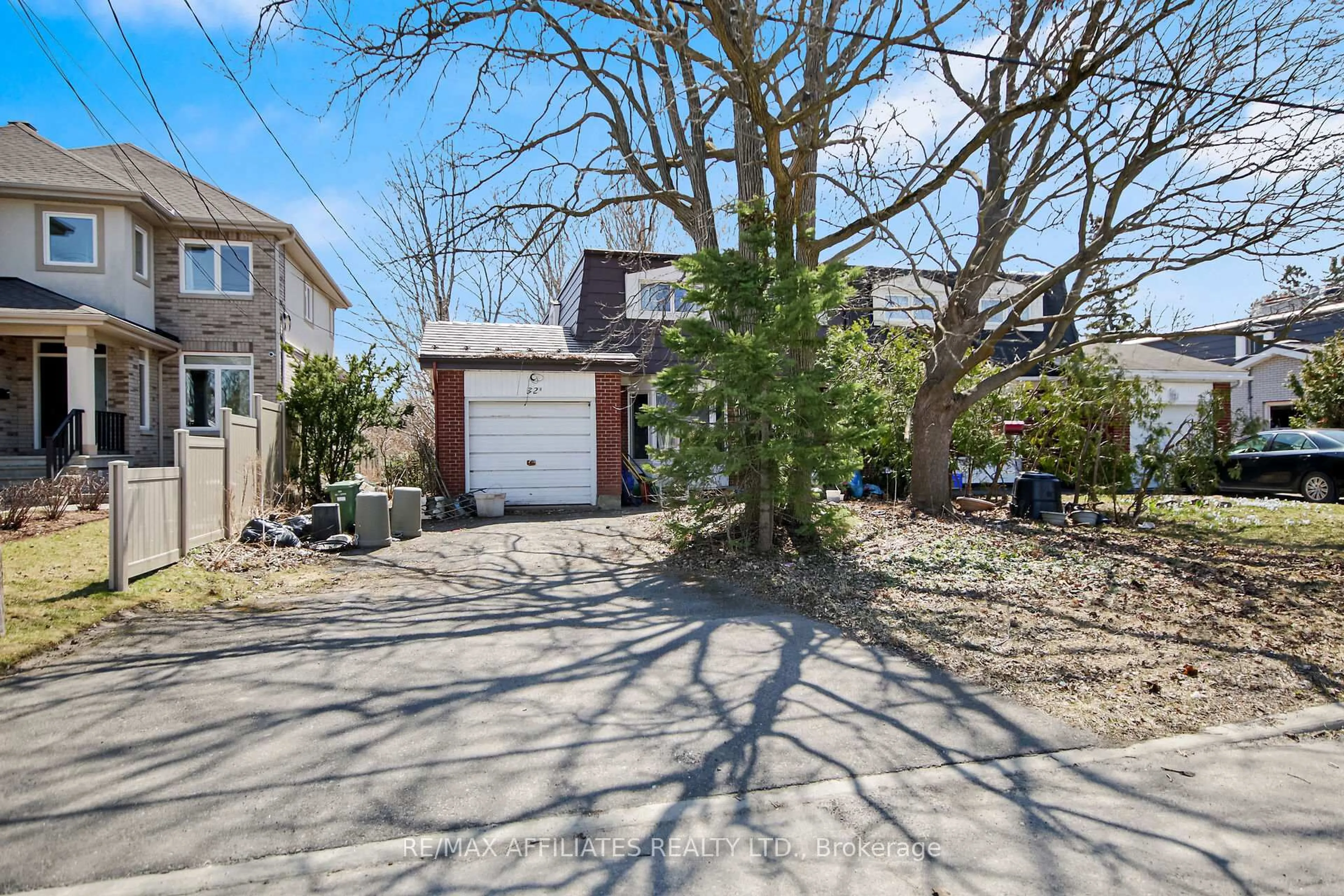 A pic from outside/outdoor area/front of a property/back of a property/a pic from drone, street for 32A Ashburn Dr, Ottawa Ontario K2E 6N3