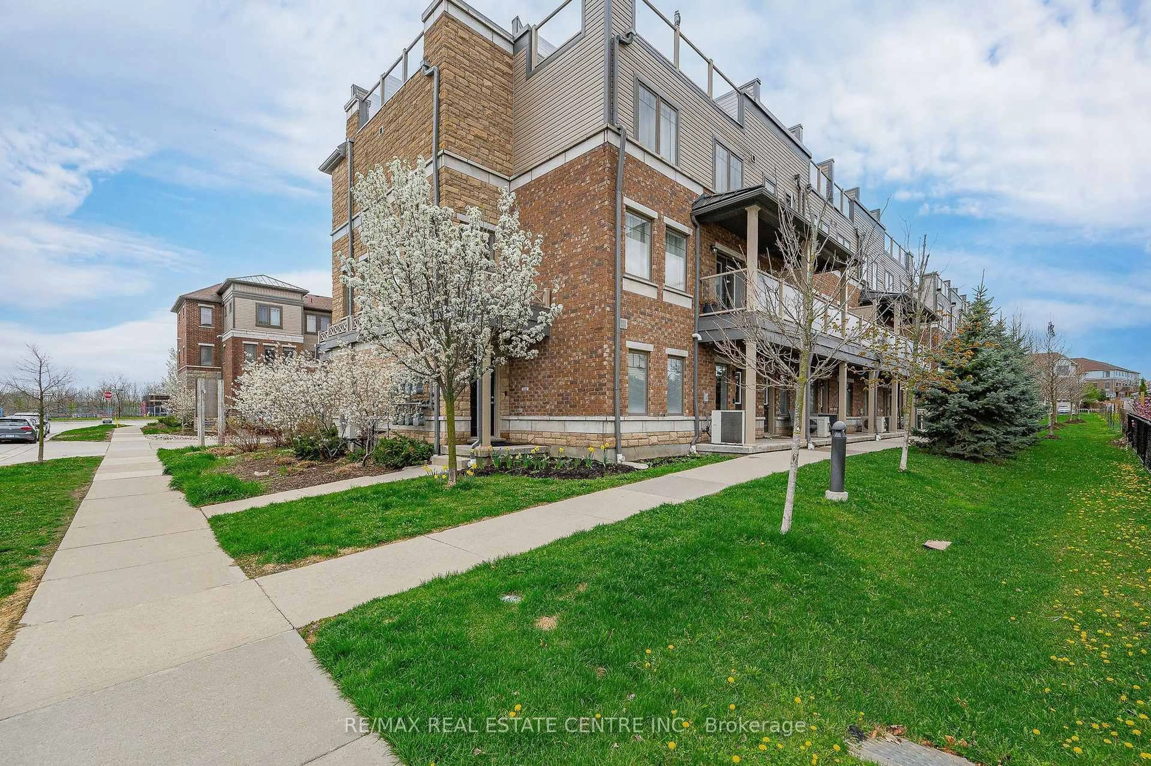 A pic from outside/outdoor area/front of a property/back of a property/a pic from drone, street for 70 Willowrun Dr #A2, Kitchener Ontario N2A 0J3
