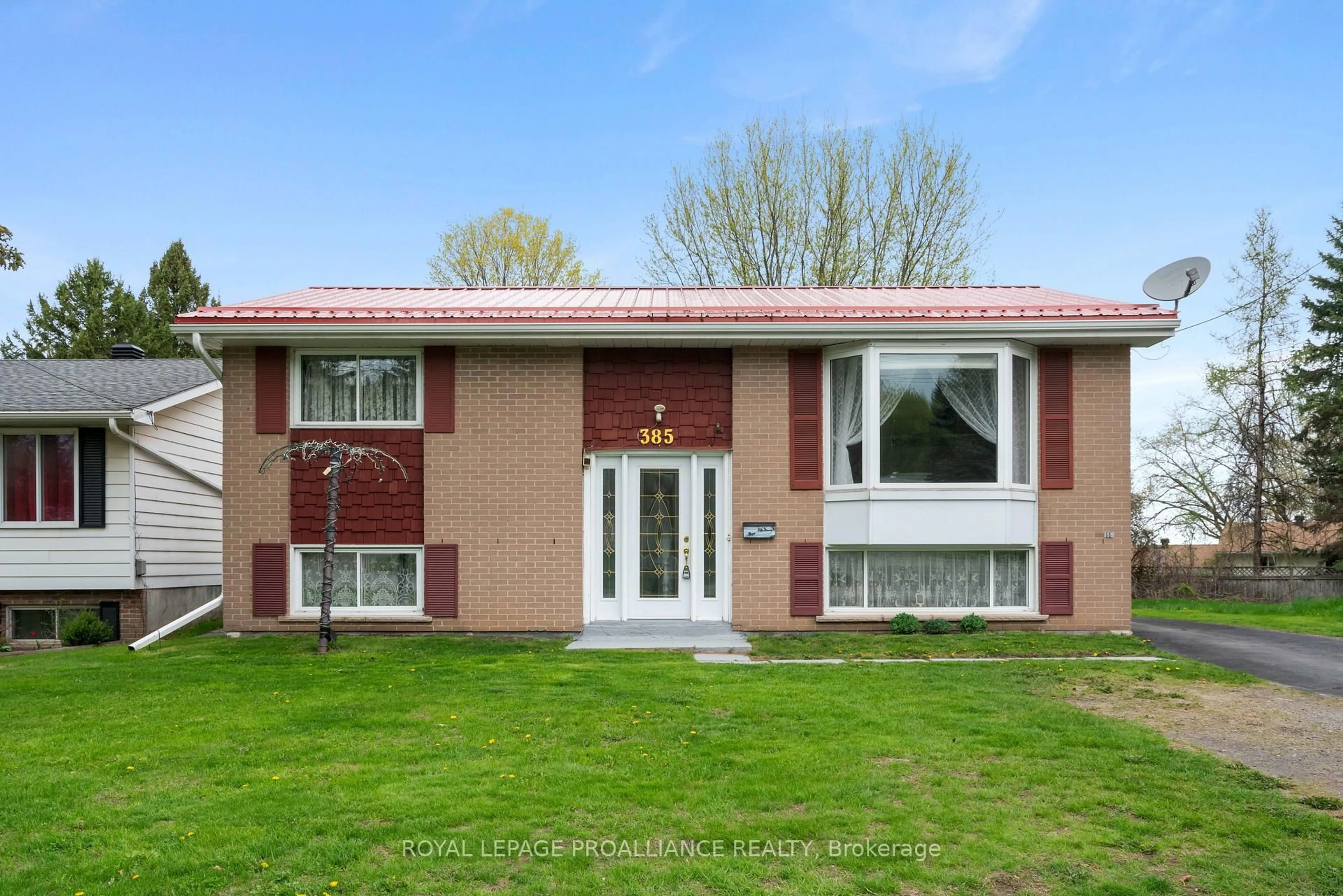 Home with vinyl exterior material, street for 385 Stewart Blvd, Brockville Ontario K6V 6C7