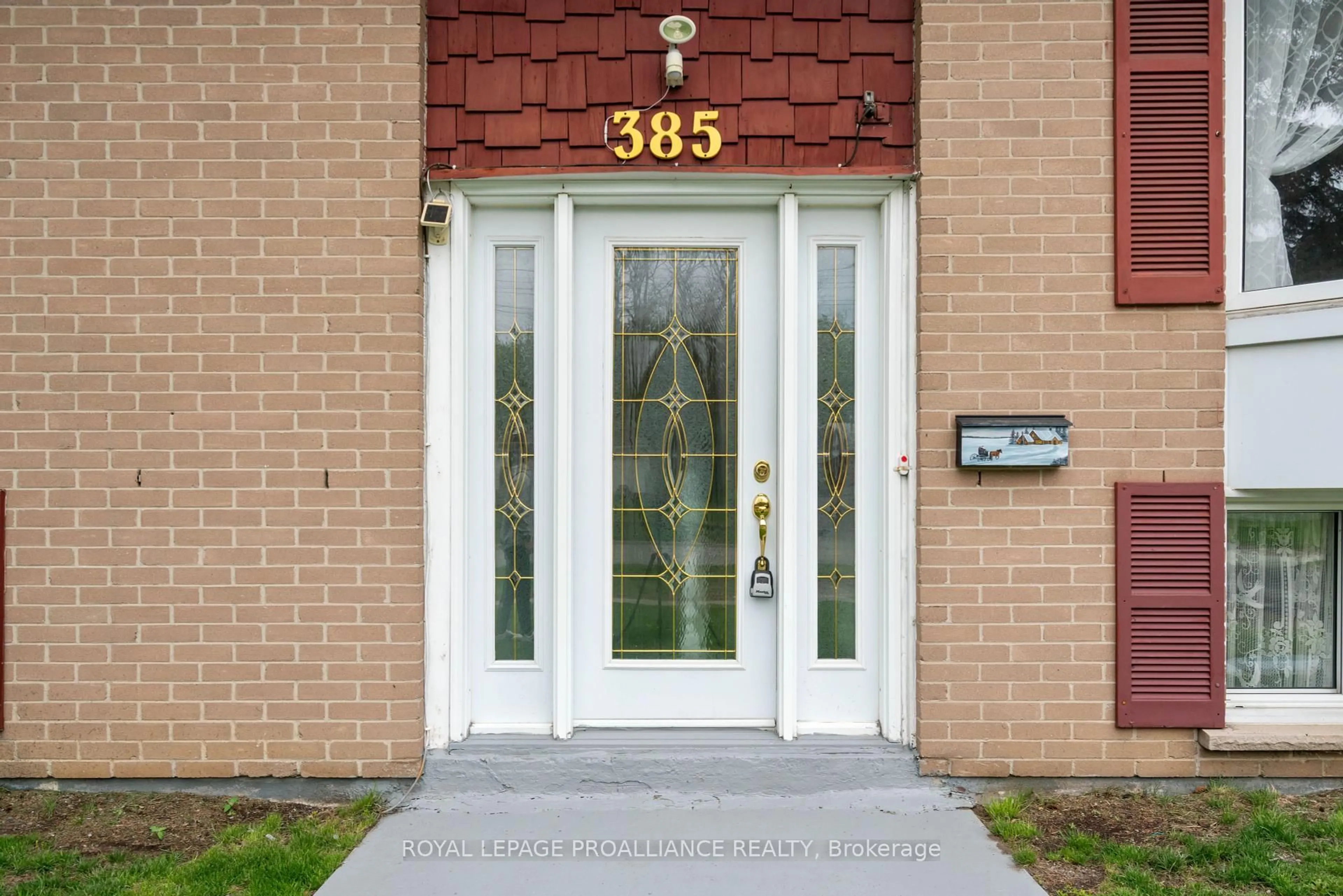 Indoor entryway for 385 Stewart Blvd, Brockville Ontario K6V 6C7